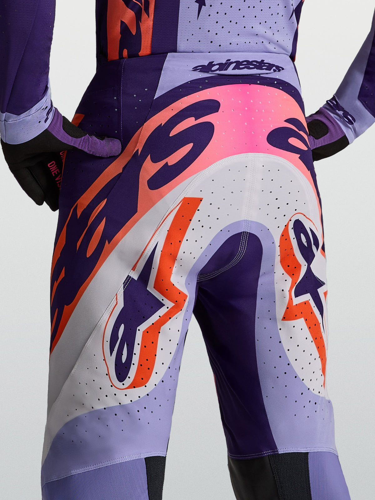 Alpinestars Pantaloni Supertech Dyna, pantaloni da motocross uomo, viola e rosa fluo, con vestibilità atletica ventilata.
