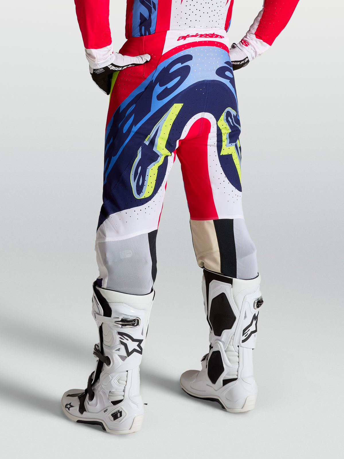 Alpinestars Pantaloni Supertech Dyna, pantaloni da motocross rossi, bianchi e blu navy, vestibilità atletica da gara on-model, abbigliamento fuoristrada pro level