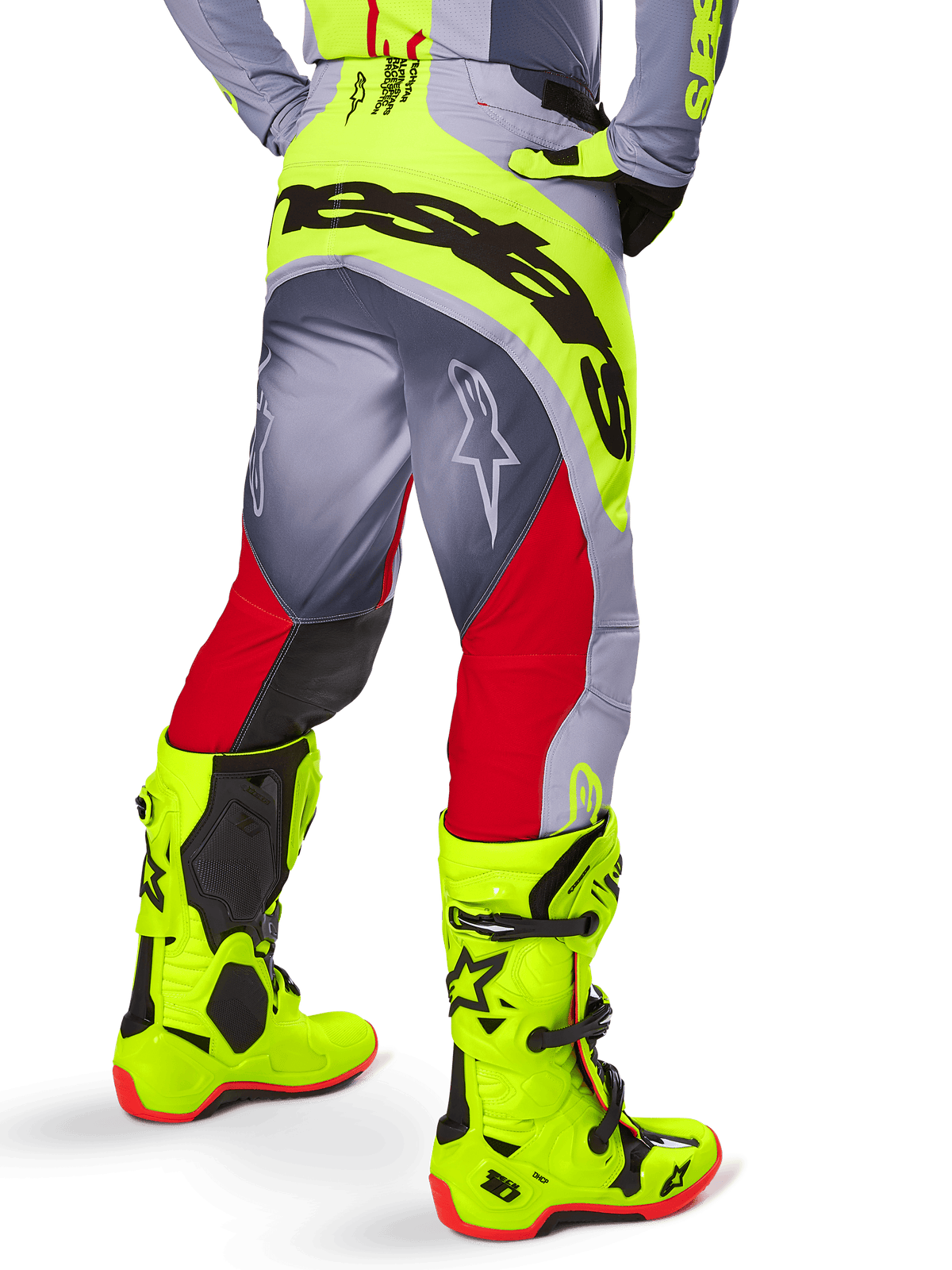 Alpinestars 2025 Techstar Melt Pants, pantaloni da motocross, rosso acceso e grigio con giallo fluorescente, vista posteriore che mostra il logo Alpinestars nero sulla seduta, abbinati a stivali giallo acceso coordinati, progettati per prestazioni fuoristrada
