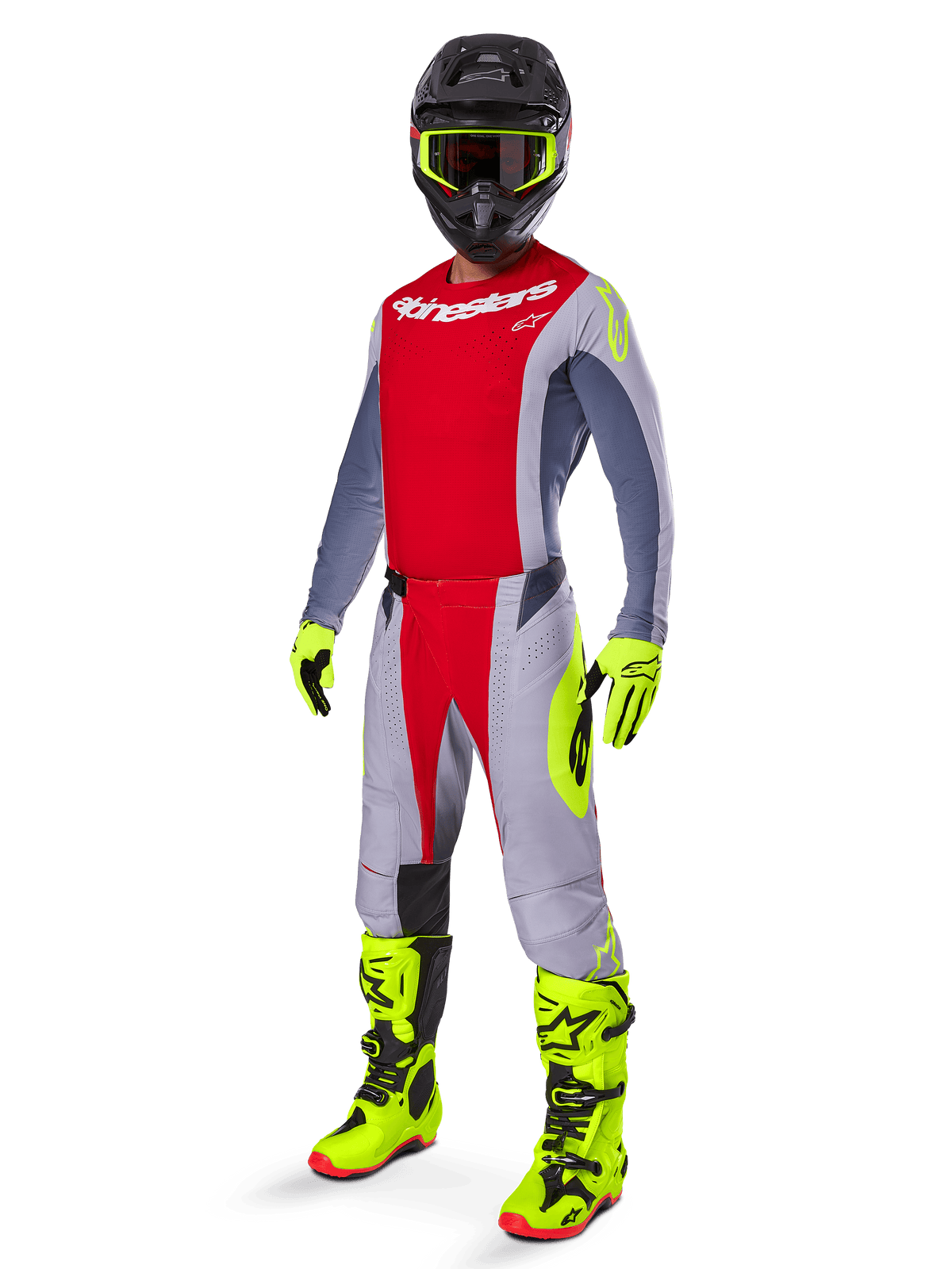Pilota di motocross con abbigliamento da gara completo, maglia rossa e grigia con marchio Alpinestars, pantaloni Techstar Melt 2025 in rosso brillante e grigio con accenti giallo neon, stivali e guanti giallo brillante, casco nero con occhiali giallo neon, outfit coordinato per prestazioni fuoristrada
