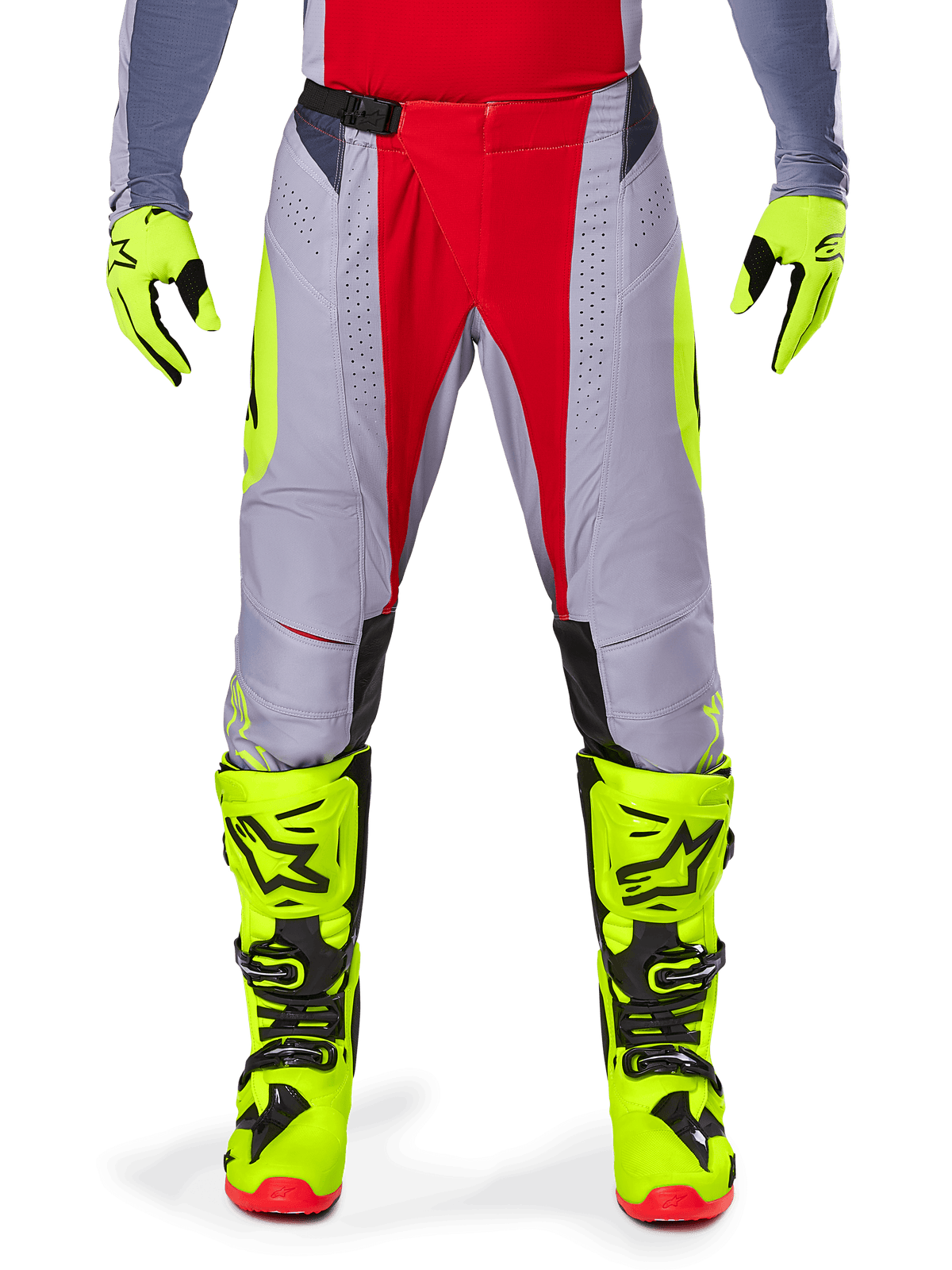 Alpinestars 2025 Techstar Melt Pants, pantaloni da motocross, rosso e grigio, con telaio grigio, pannelli centrali rossi e accenti laterali giallo neon, perforazioni tagliate al laser per la ventilazione, indossati con guanti e stivali giallo neon, equipaggiamento ad alte prestazioni per gare fuoristrada