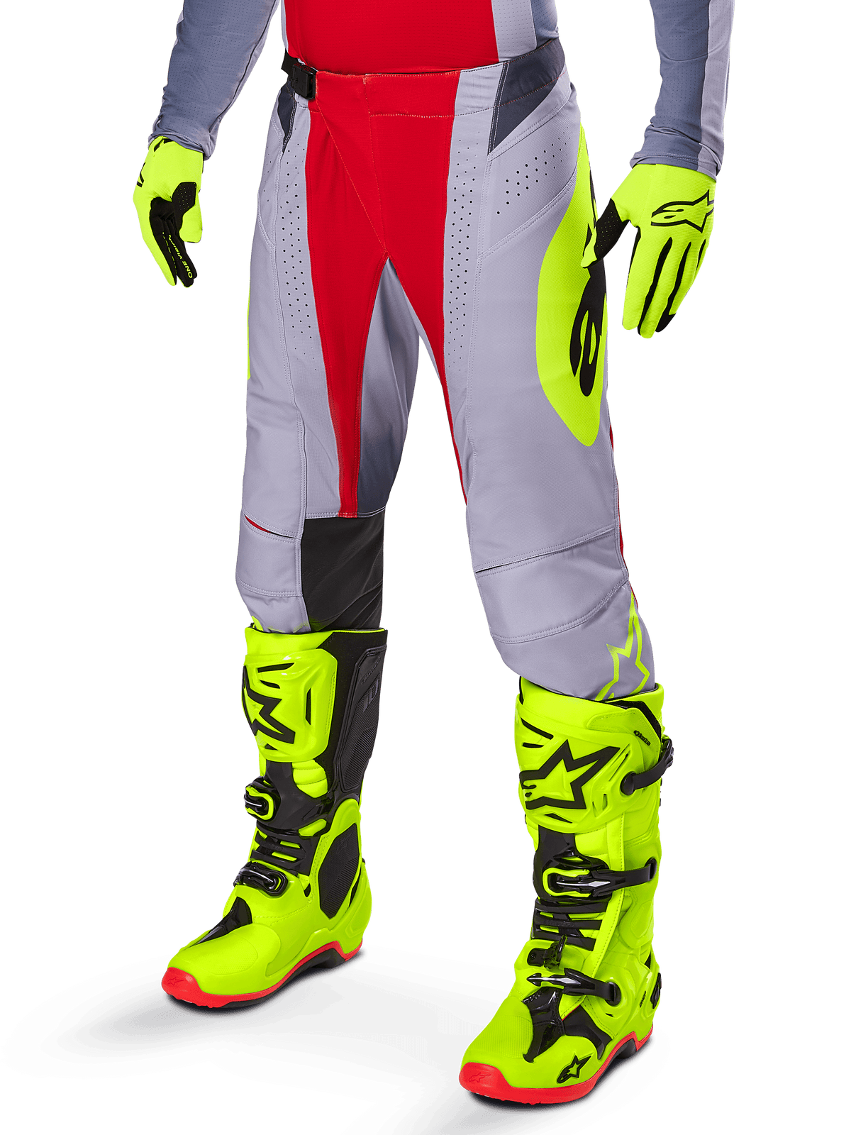 Alpinestars 2025 Techstar Melt Pants, pantaloni da motocross, rosso acceso e grigio, con grafiche laterali giallo neon e pannelli neri sulle ginocchia, abbinati a stivali e guanti giallo neon coordinati, progettati per prestazioni off-road competitive