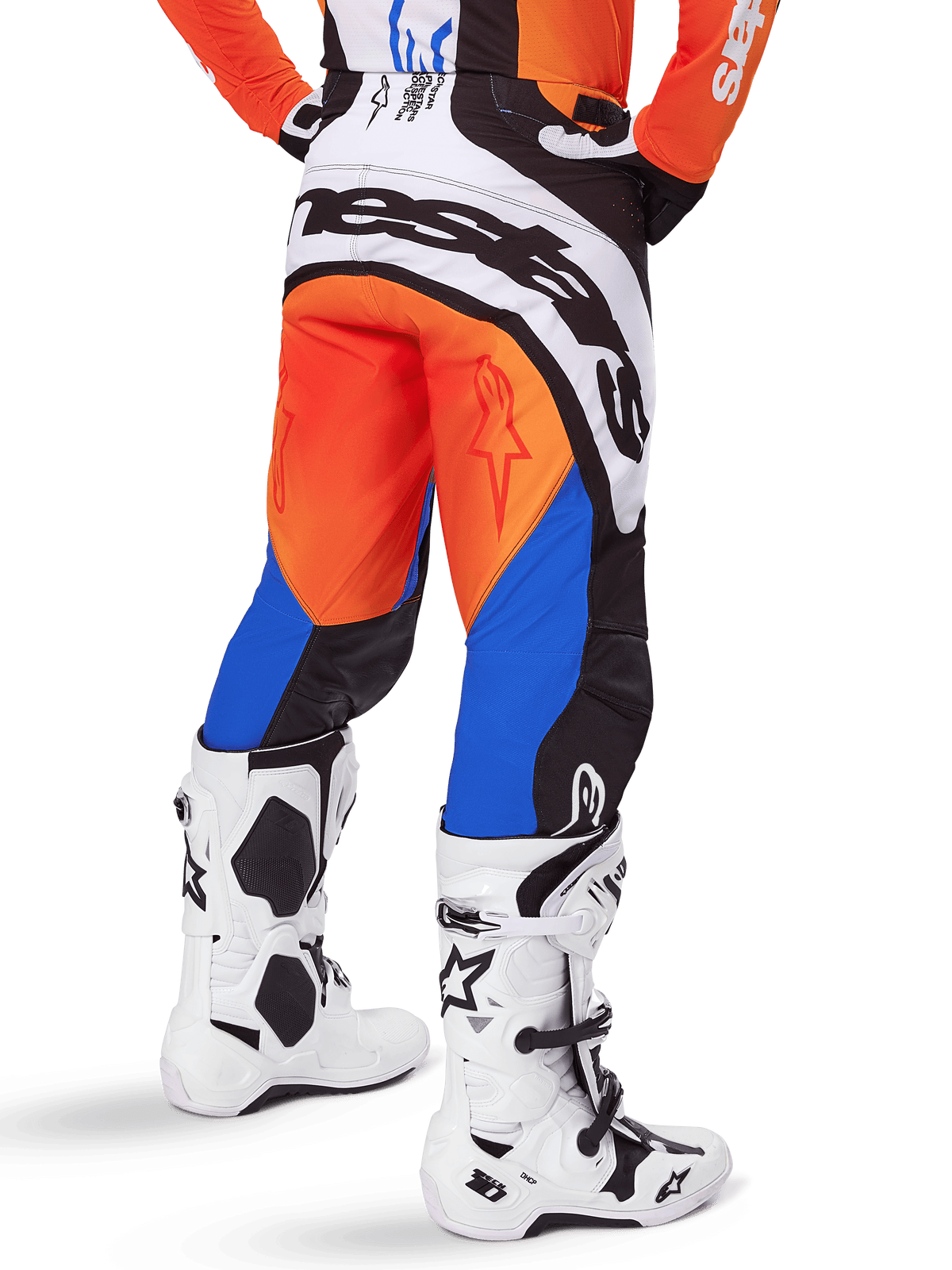 Alpinestars 2025 Techstar Melt Pants, pantaloni da motocross, arancione e blu, visti da dietro, con grande logo bianco sulla seduta, indossati con maglia arancione coordinata e stivali Tech 10 bianchi, abbigliamento da gara fuoristrada resistente