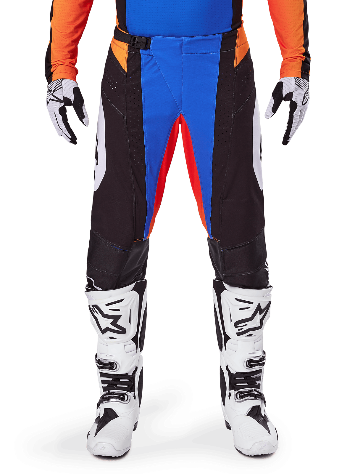 Pantaloni da motocross Alpinestars 2025 Techstar Melt, arancione e blu, indossati con maglia coordinata e stivali bianchi, caratterizzati da pannelli neri con accenti vivaci blu e arancioni, traforati per la ventilazione, vestibilità atletica da gara per prestazioni fuoristrada.