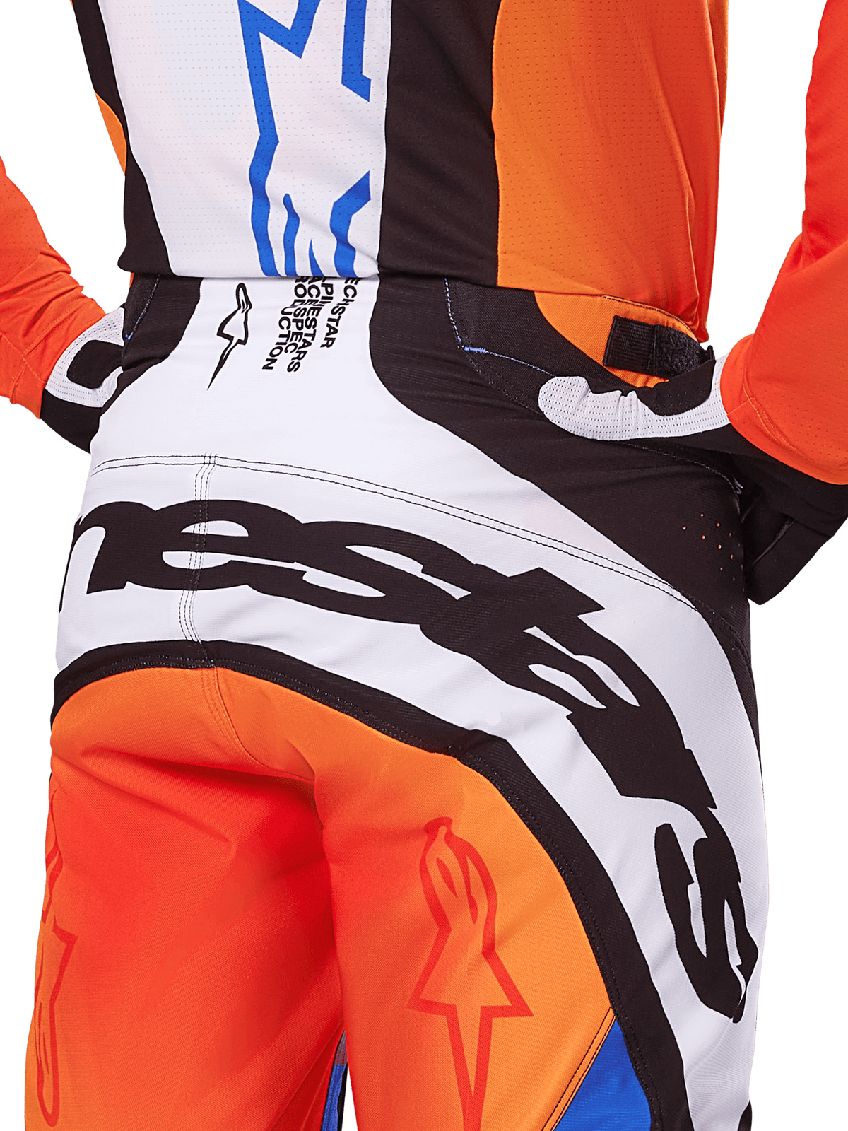 Alpinestars 2025 Techstar Melt Pants, pantaloni da motocross, arancione e blu, vista posteriore ravvicinata della seduta e della fascia in vita, marchio nero su sfondo bianco, pannelli arancioni con loghi a stella rossi, abbigliamento tecnico per gare fuoristrada