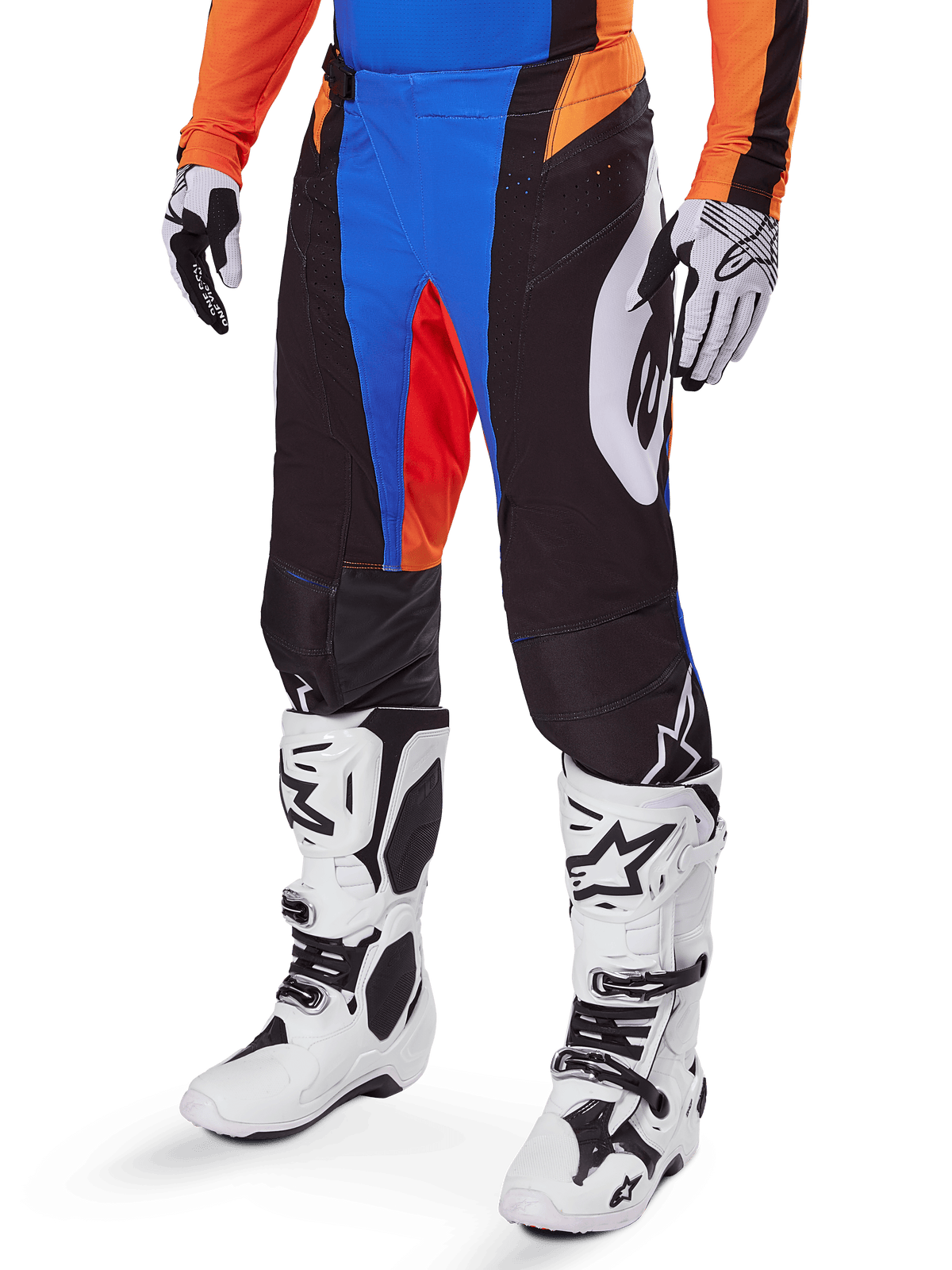 Alpinestars 2025 Techstar Melt Pants, pantaloni da motocross, nero con accenti blu e arancione, indossati con stivali bianchi e maglia coordinata, caratterizzati da materiale protettivo resistente e un design sportivo da gara