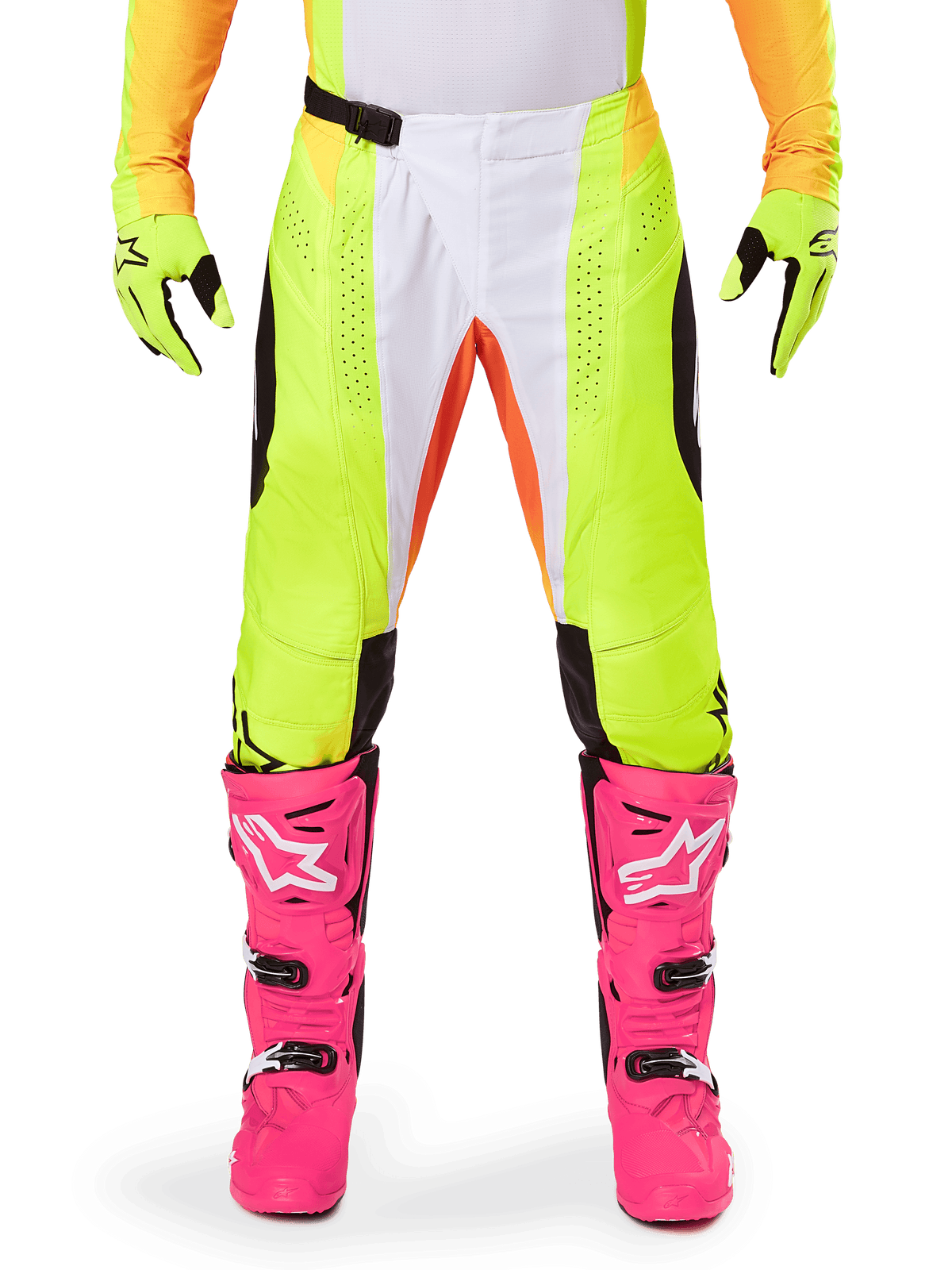Alpinestars 2025 Techstar Melt Pants, pantaloni da motocross, giallo neon e bianco con accenti arancioni, indossati con guanti gialli coordinati e stivali da motocross rosa acceso, pannelli di ventilazione traforati e fibbia magnetica in vita, attrezzatura da gara ad alte prestazioni.