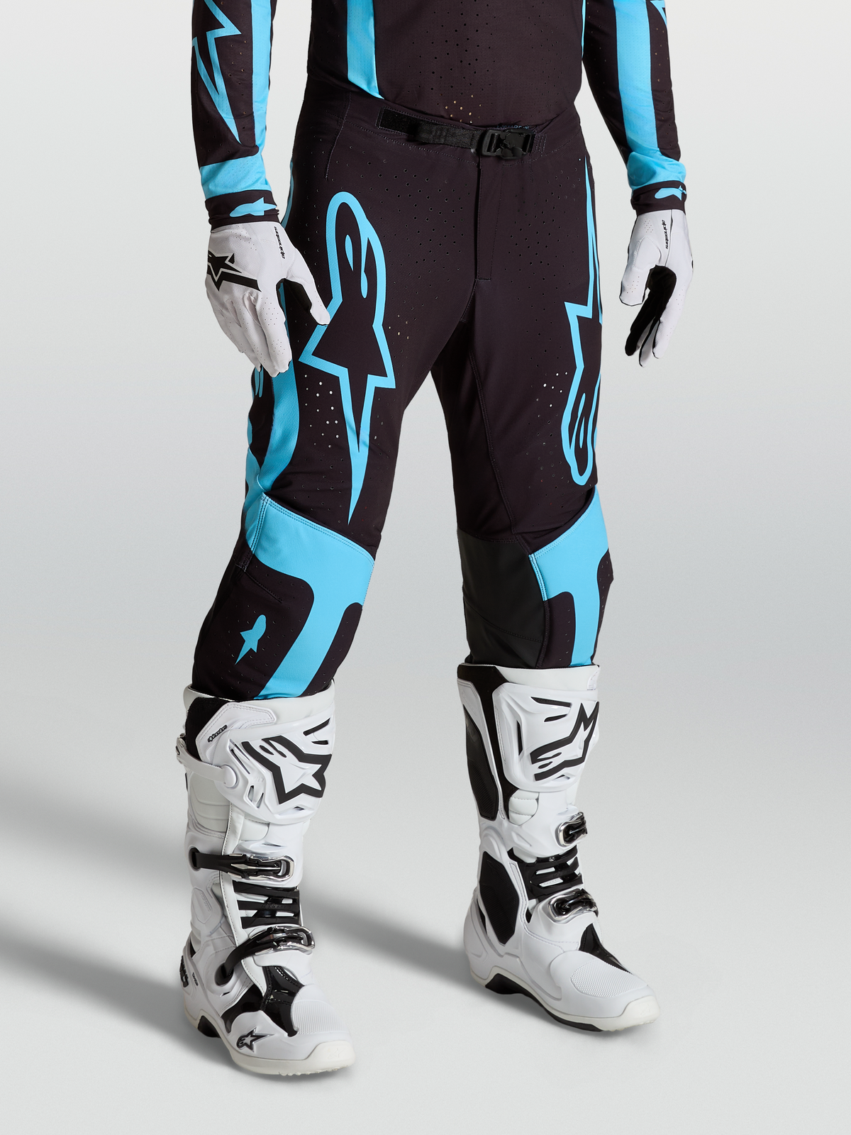 Alpinestars Pantaloni Supertech Vesta, pantaloni da motocross per uomo, neri e turchesi, in tessuto rip-stop elasticizzato con pannelli in pelle di capra, vestibilità atletica da gara per prestazioni pro-level in off-road.