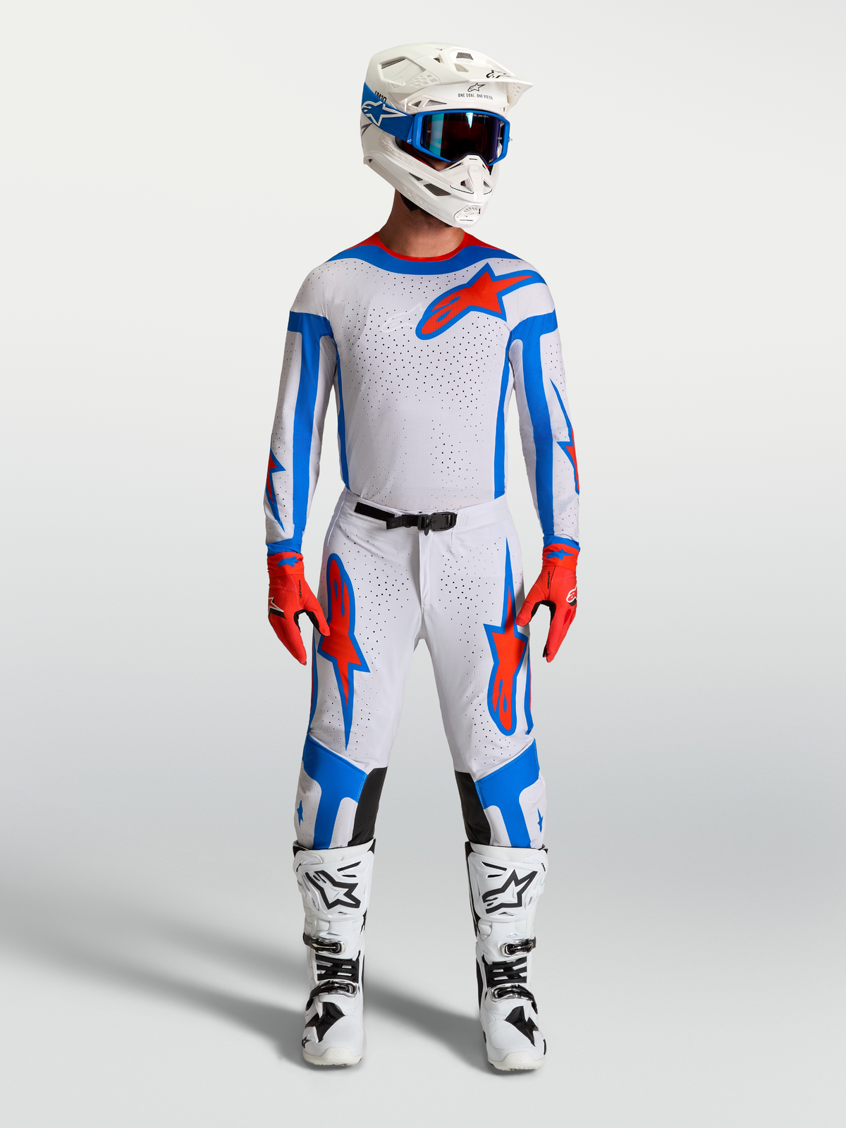 Set completo da motocross Alpinestars Supertech Vesta lilla chiaro e rosso cardinale, con maglia da gara, pantaloni e stivali.
