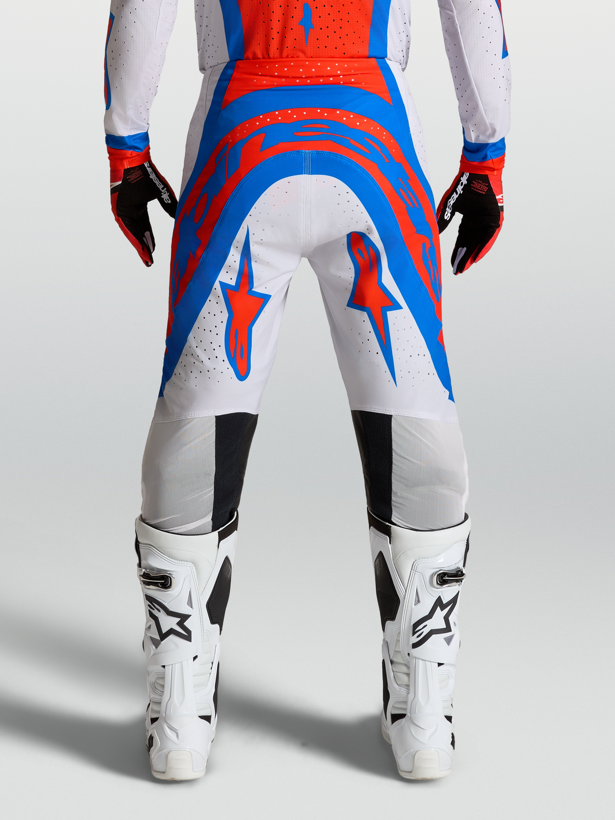 Alpinestars Pantaloni Supertech Vesta, pantaloni da motocross professionali, lilla chiaro e rosso cardinale, vestibilità atletica da gara, tessuto rip-stop ventilato per prestazioni off-road.