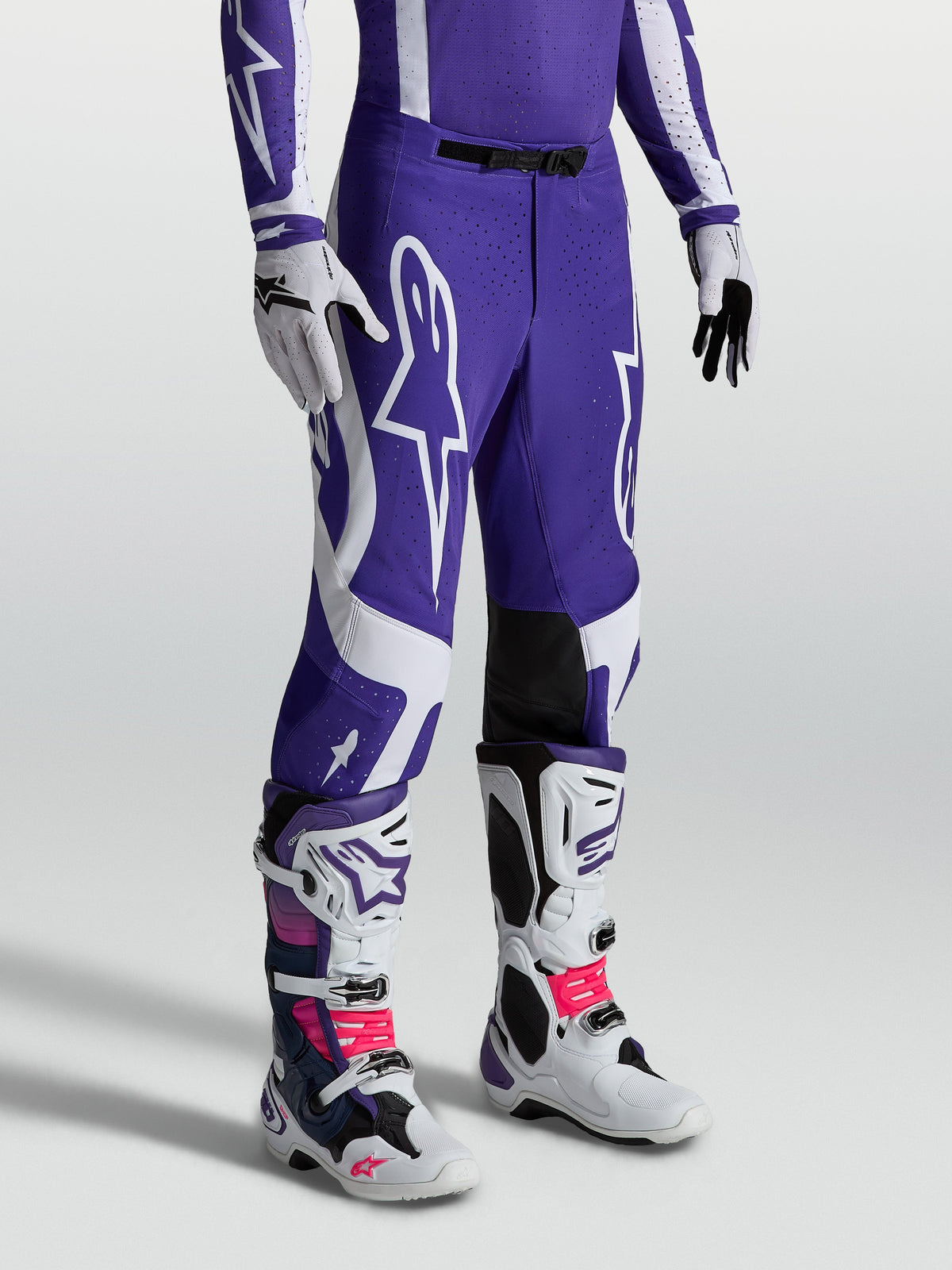 Alpinestars Pantaloni Supertech Vesta, pantaloni da motocross da uomo, blu scuro e bianchi, vestibilità atletica con pannelli in pelle sulle ginocchia, progettati per alte prestazioni in pista e fuoristrada.
