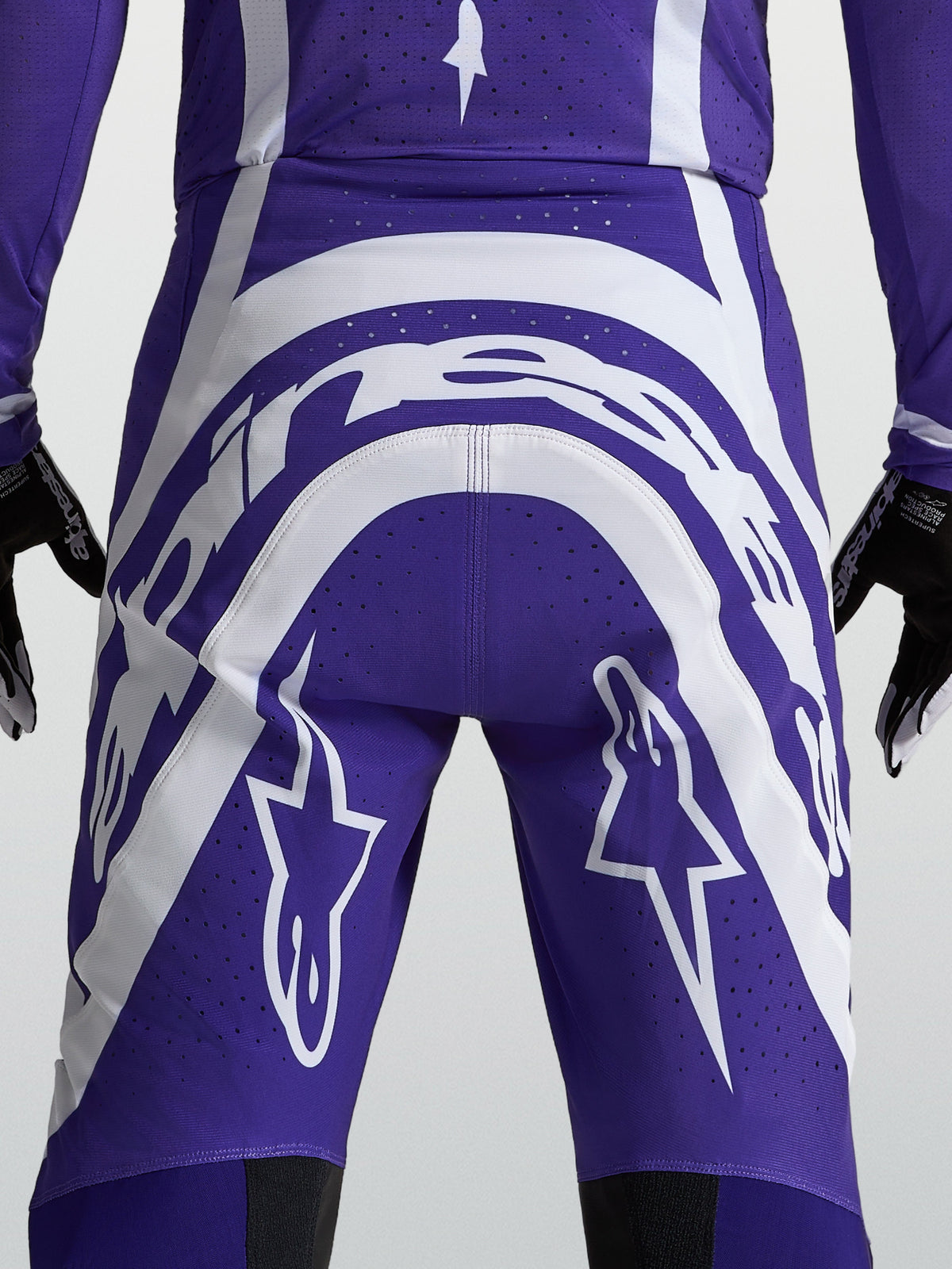 Alpinestars Pantaloni Supertech Vesta, pantaloni da motocross da uomo, blu e bianchi, vista posteriore con logo e perforazioni per la ventilazione