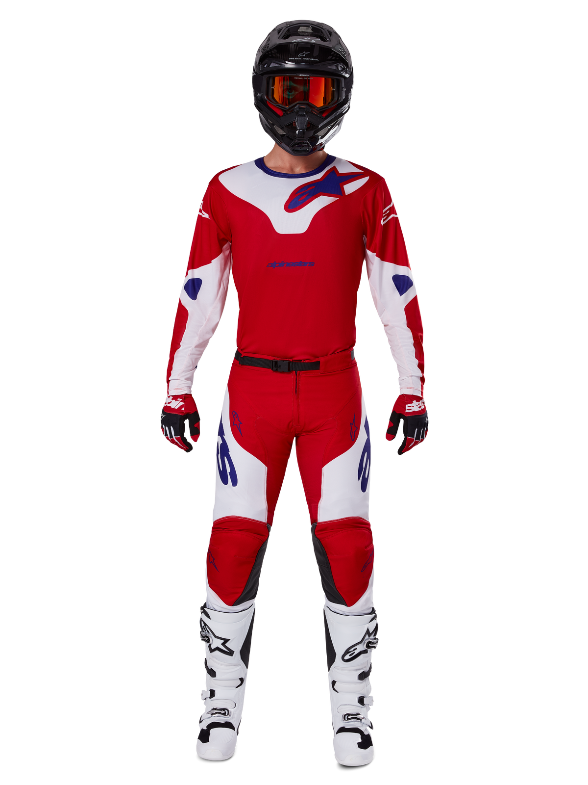 Pantaloni Alpinestars 2025 Racer Veil e set completo di abbigliamento da motocross, rosso acceso e bianco con accenti blu, maglia coordinata, casco nero con occhiali arancioni, stivali bianchi e neri e guanti rossi, look coordinato per gare fuoristrada