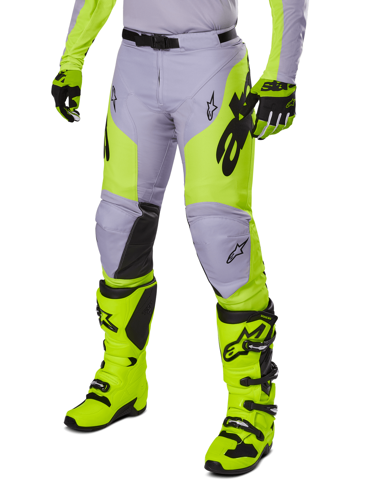 Alpinestars 2025 Racer Veil Pants, pantaloni da motocross, grigio e giallo neon fluo, con loghi a stella neri e cintura regolabile in vita, mostrati con stivali e guanti da motocross coordinati, design ergonomico per la guida off-road