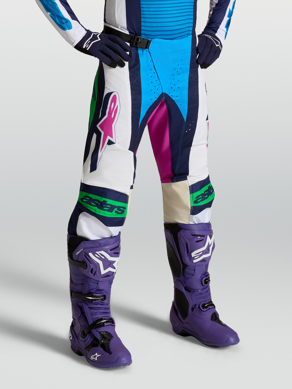 Alpinestars Pantaloni Techstar Maven, pantaloni da motocross su modello, blu e bianchi, con costruzione in politessuto 600D, pannelli elasticizzati e fibbia magnetica SX2, protezione e performance per off-road.