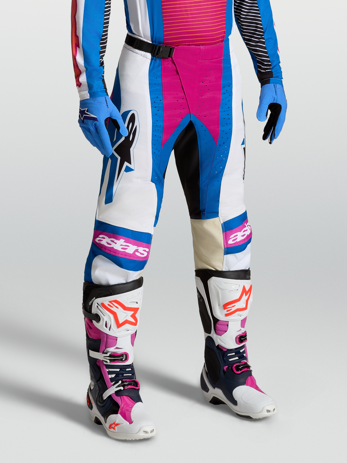 Alpinestars Pantaloni Techstar Maven, pantaloni motocross da uomo, bianco e corallo vibrante con accenti blu, costruzione multi-materiale elastica per competizioni fuoristrada, vestibilità atletica da gara