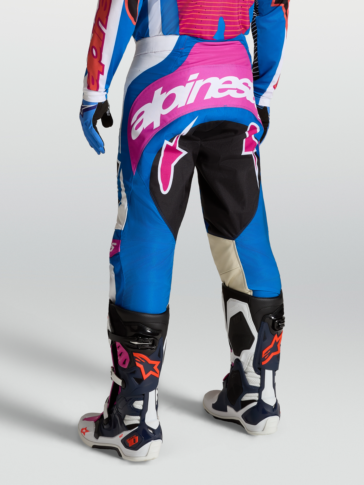 Alpinestars Pantaloni Techstar Maven, pantaloni da motocross da uomo, blu e rosa, con pannelli elasticizzati e soffietto Babel, vista posteriore su modello