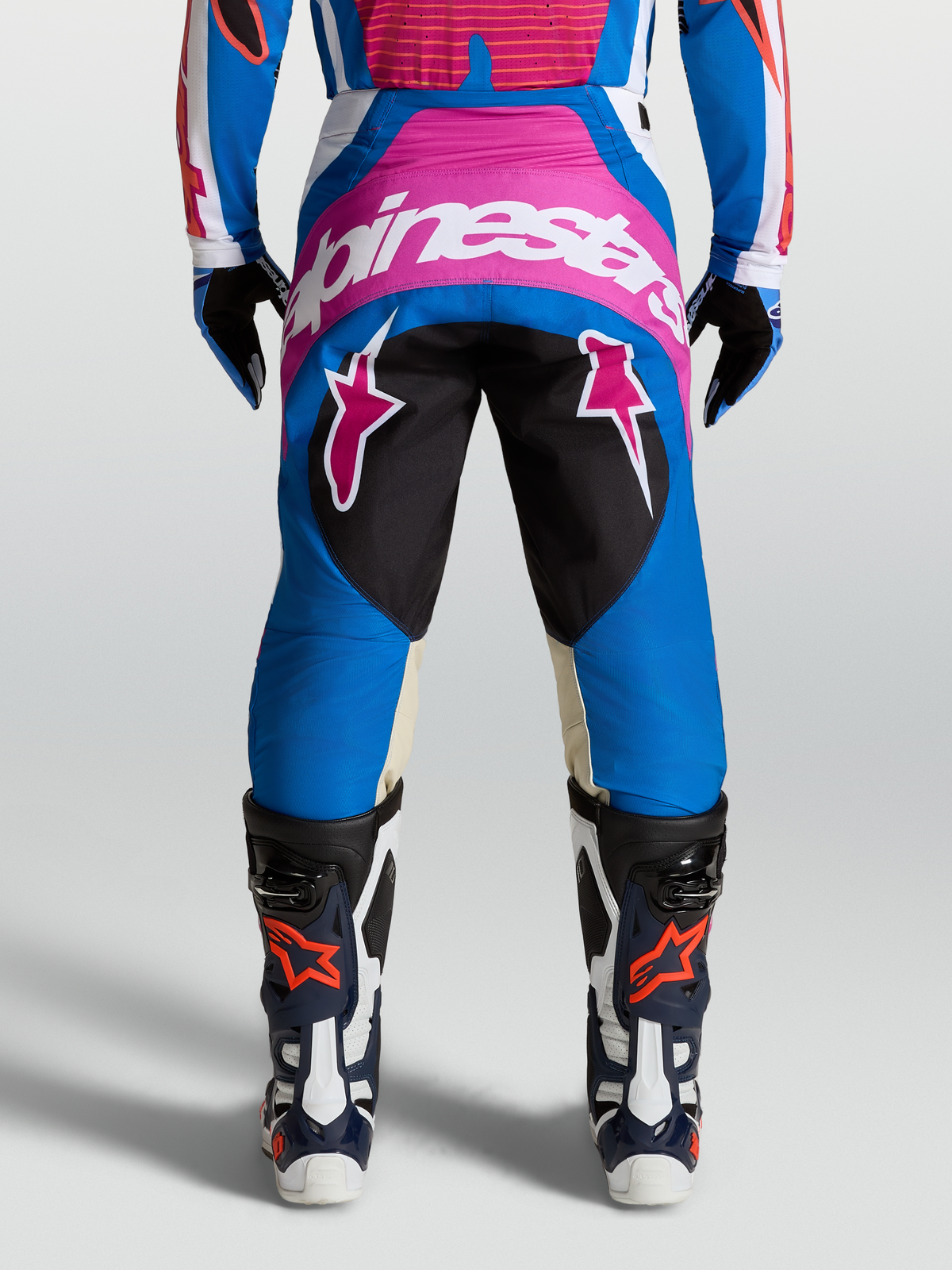 Alpinestars Pantaloni Techstar Maven, pantaloni motocross da uomo, blu e rosa, con wordmark bianco e pannelli in pelle.
