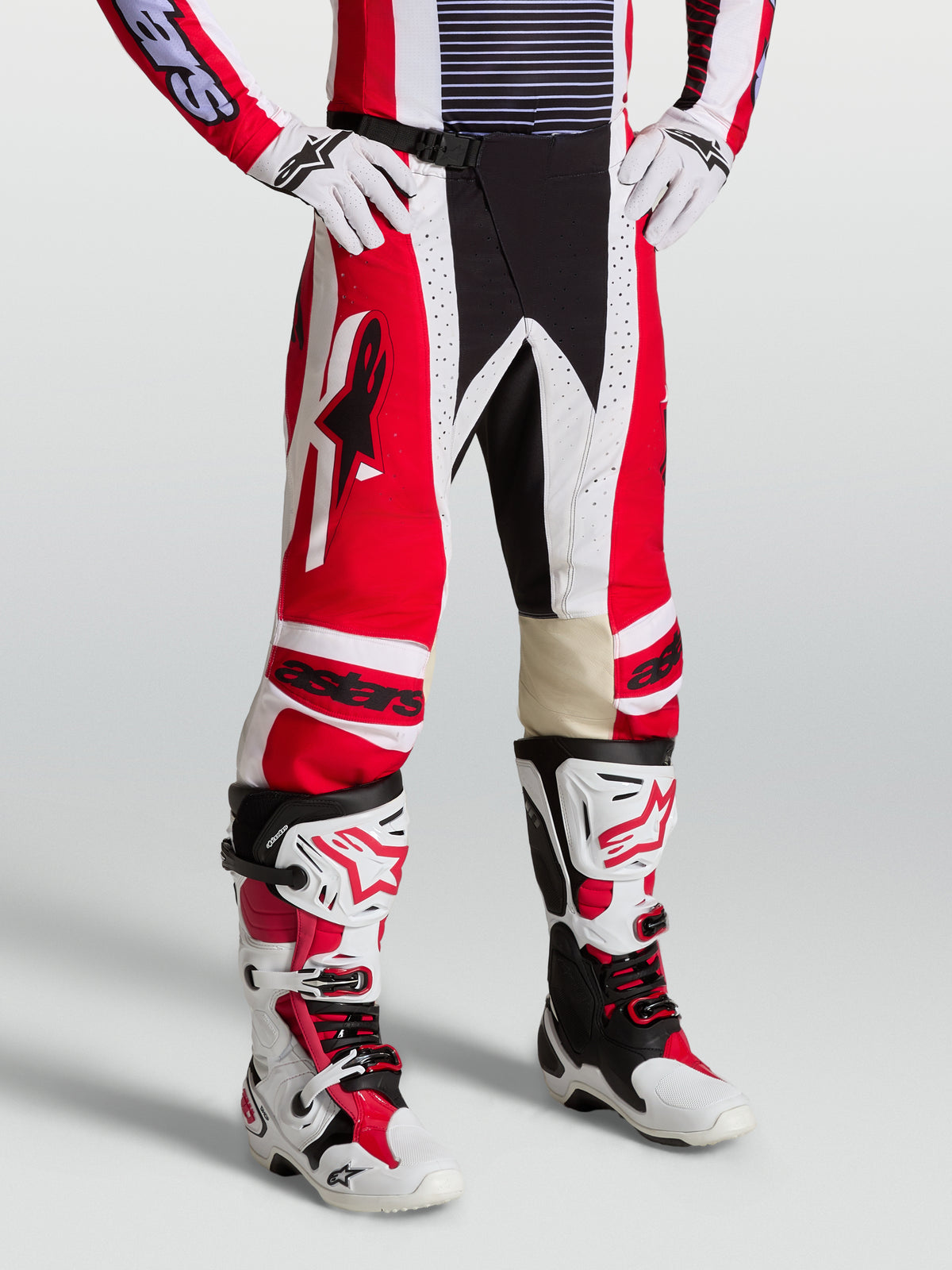 Alpinestars Pantaloni Techstar Maven, pantaloni motocross da uomo, rossi e bianchi, pannelli in pelle e vestibilità atletica
