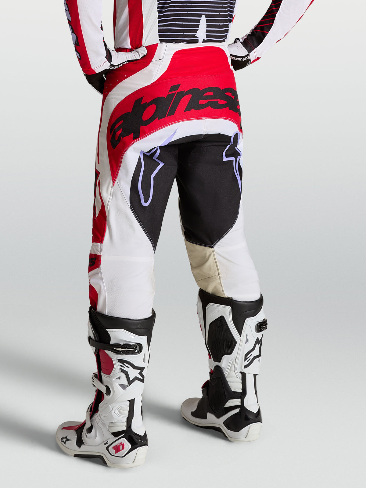 Alpinestars Pantaloni Techstar Maven, pantaloni motocross da uomo, rossi e bianchi, seduta rinforzata e vestibilità atletica.