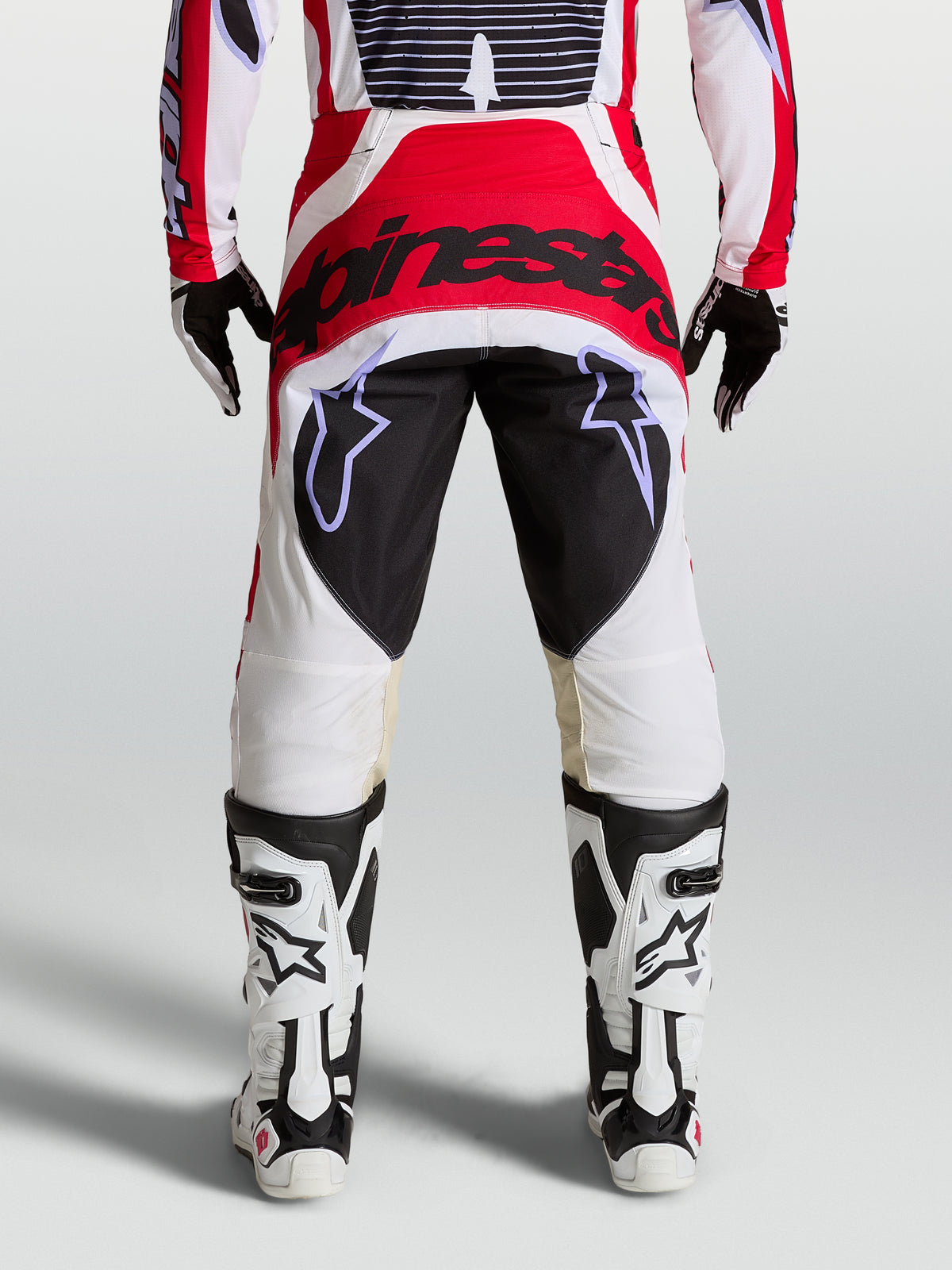 Alpinestars pantaloni Techstar Maven da uomo, rossi, bianchi e neri, seduta rinforzata e vestibilità atletica, vista posteriore.