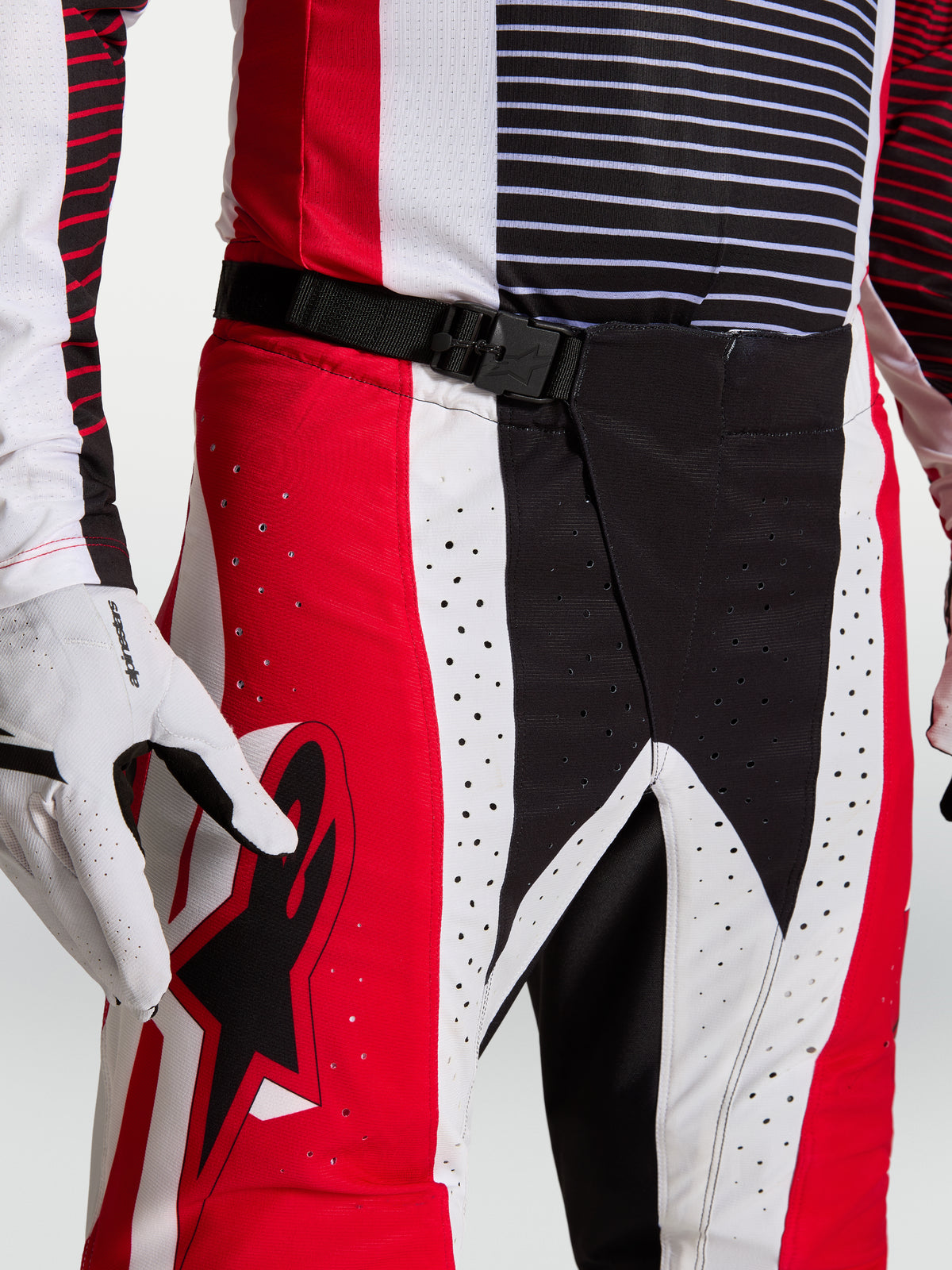 Alpinestars pantaloni Techstar Maven, pantaloni da motocross rossi e neri, chiusura magnetica SX2 e perforazioni laser