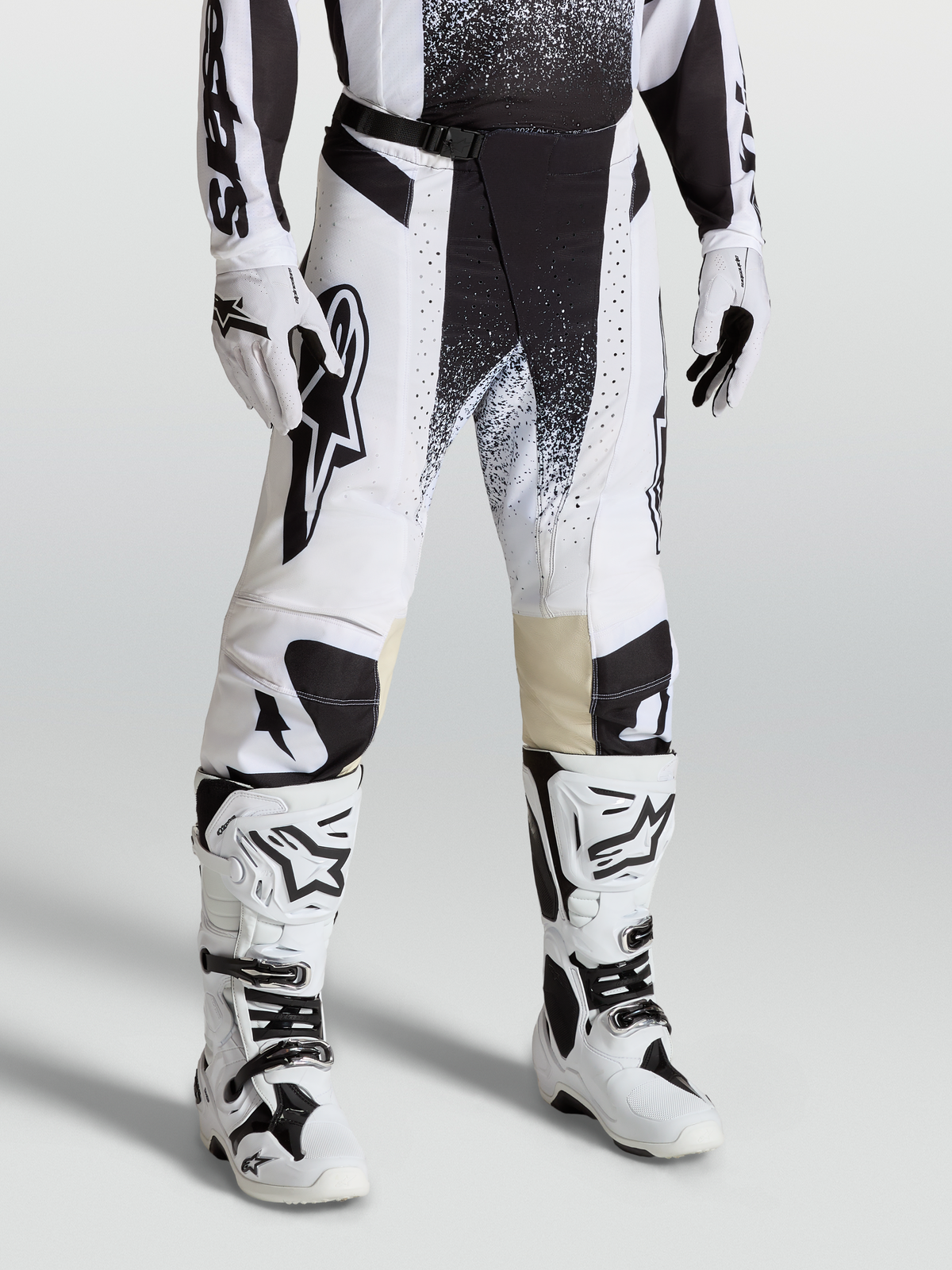 Alpinestars Pantaloni Techstar Swan, pantaloni da motocross bianco e nero, vestibilità race-fit su modello con stivali abbinati, design in ripstop elasticizzato ad alte prestazioni.