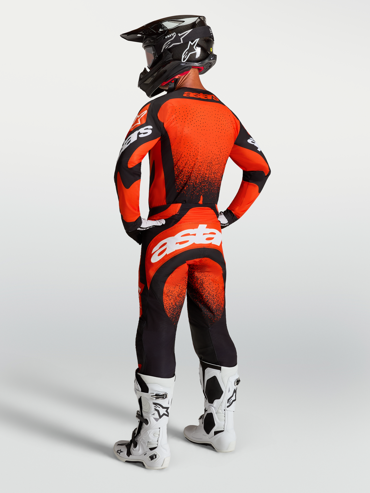 Alpinestars Pantaloni e Maglia Techstar Swan, completo da motocross racing da uomo, rosso cardinale e nero con branding bianco, vista posteriore, abbigliamento tecnico per competizioni fuoristrada