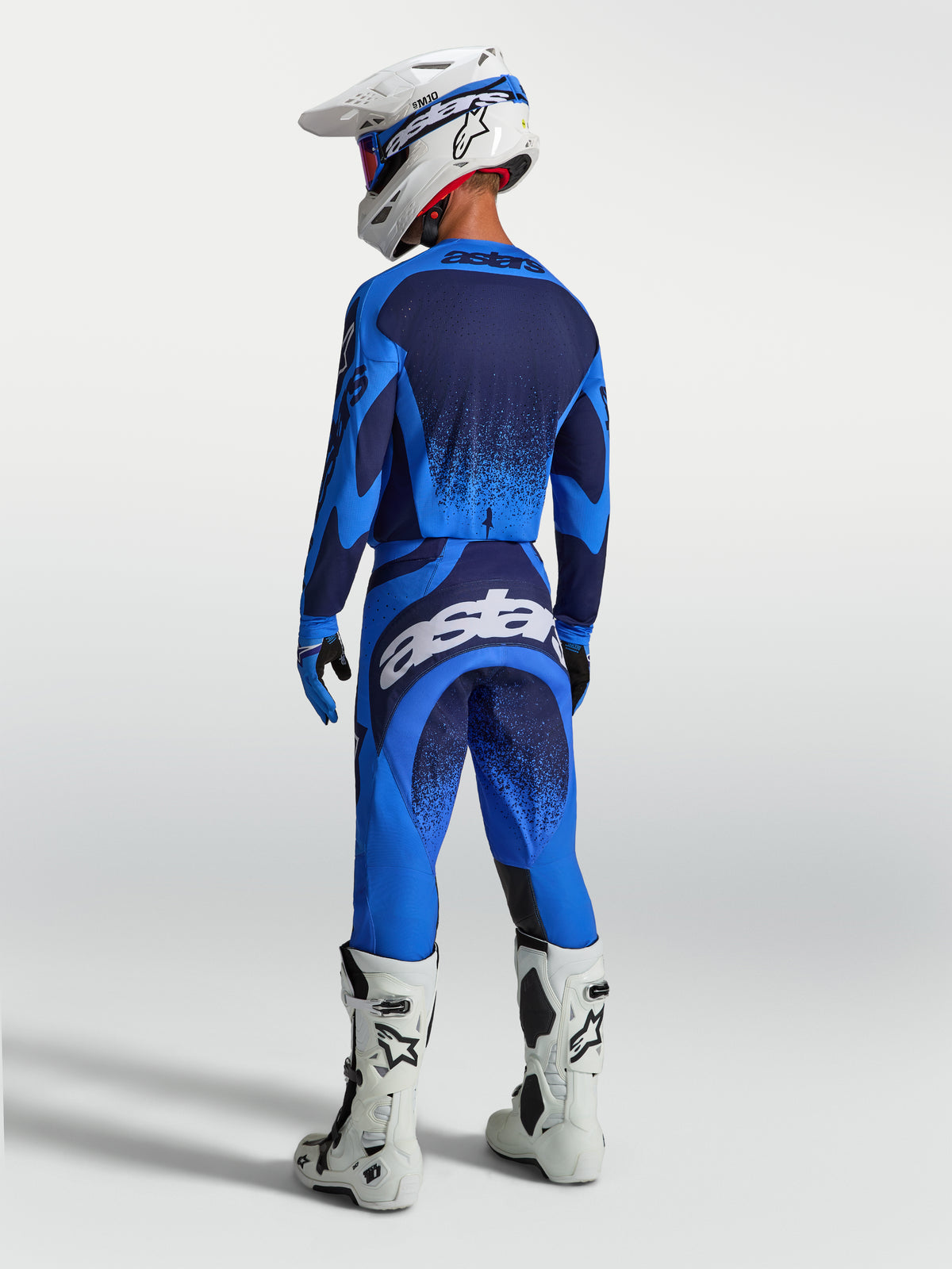 Alpinestars Pantaloni Techstar Swan, pantaloni da motocross da uomo blu e bianchi, vista posteriore con vestibilità da gara.