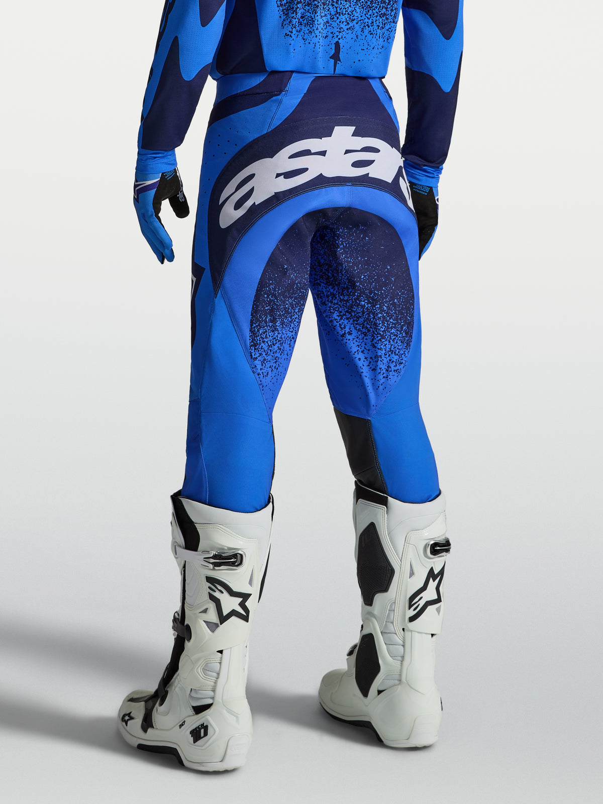 Alpinestars Pantaloni Techstar Swan, pantaloni da motocross per uomo, blu e blu profondo, con grande logo bianco sulla seduta, abbigliamento per fuoristrada