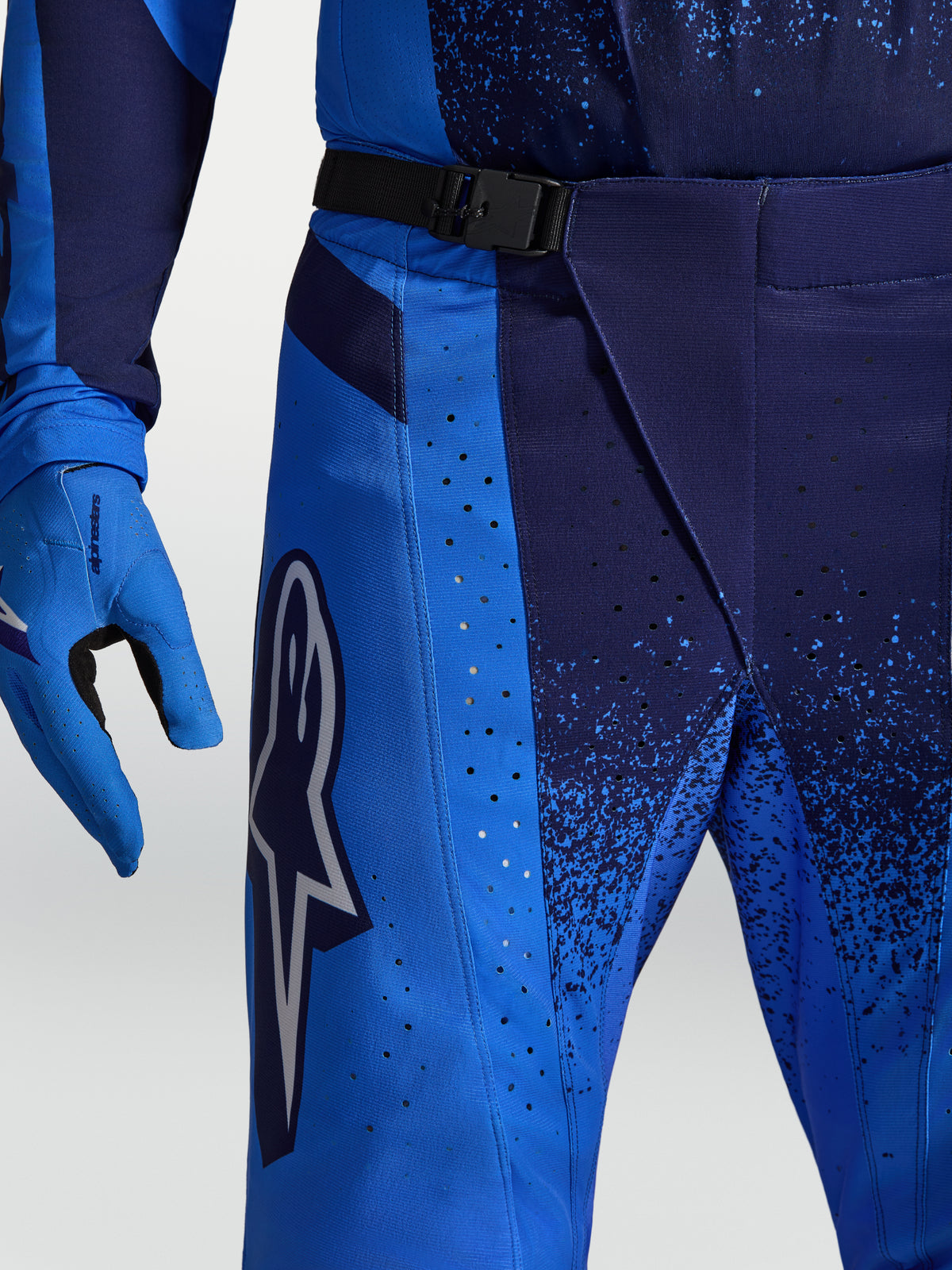 Alpinestars Pantaloni Techstar Swan, pantaloni da motocross da uomo, blu, con ventilazione traforata al laser e fibbia magnetica SX2