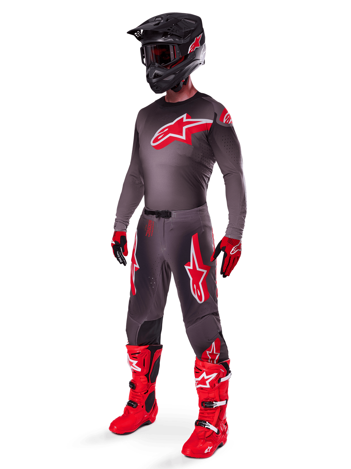Alpinestars 2025 Supertech Lipan Pants, pantaloni da motocross, Smoke Bright Red, base grigio scuro con grandi loghi Alpinestars rossi sulle cosce, indossati con maglia coordinata, casco nero, guanti rossi e neri e stivali rosso acceso, completo da motocross professionale coordinato