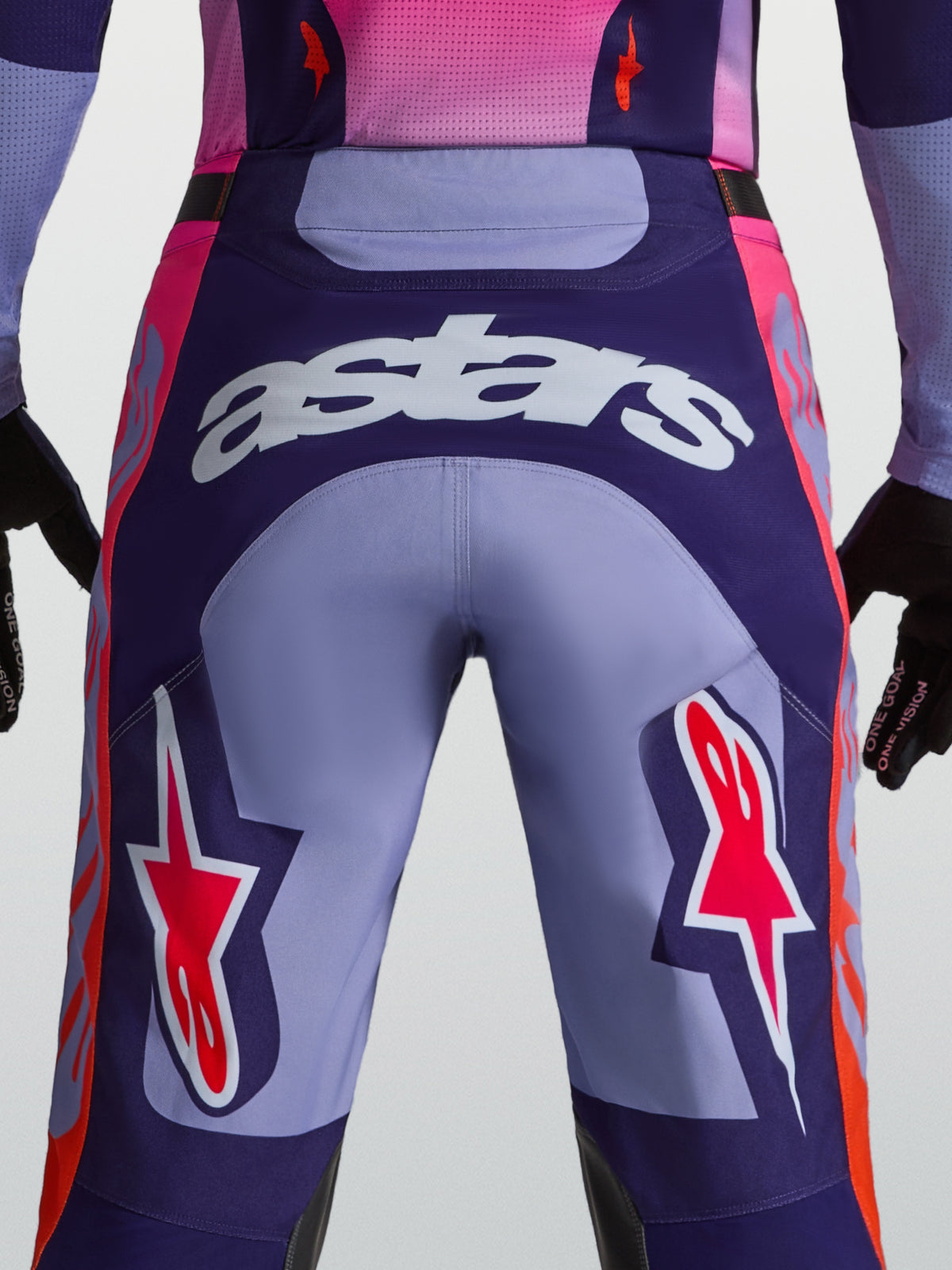 Alpinestars Pantaloni Racer Air Hunt, pantaloni da motocross da uomo, viola e bianco, vista posteriore con logo astars e pannelli traspiranti per ventilazione ottimale, racing MX