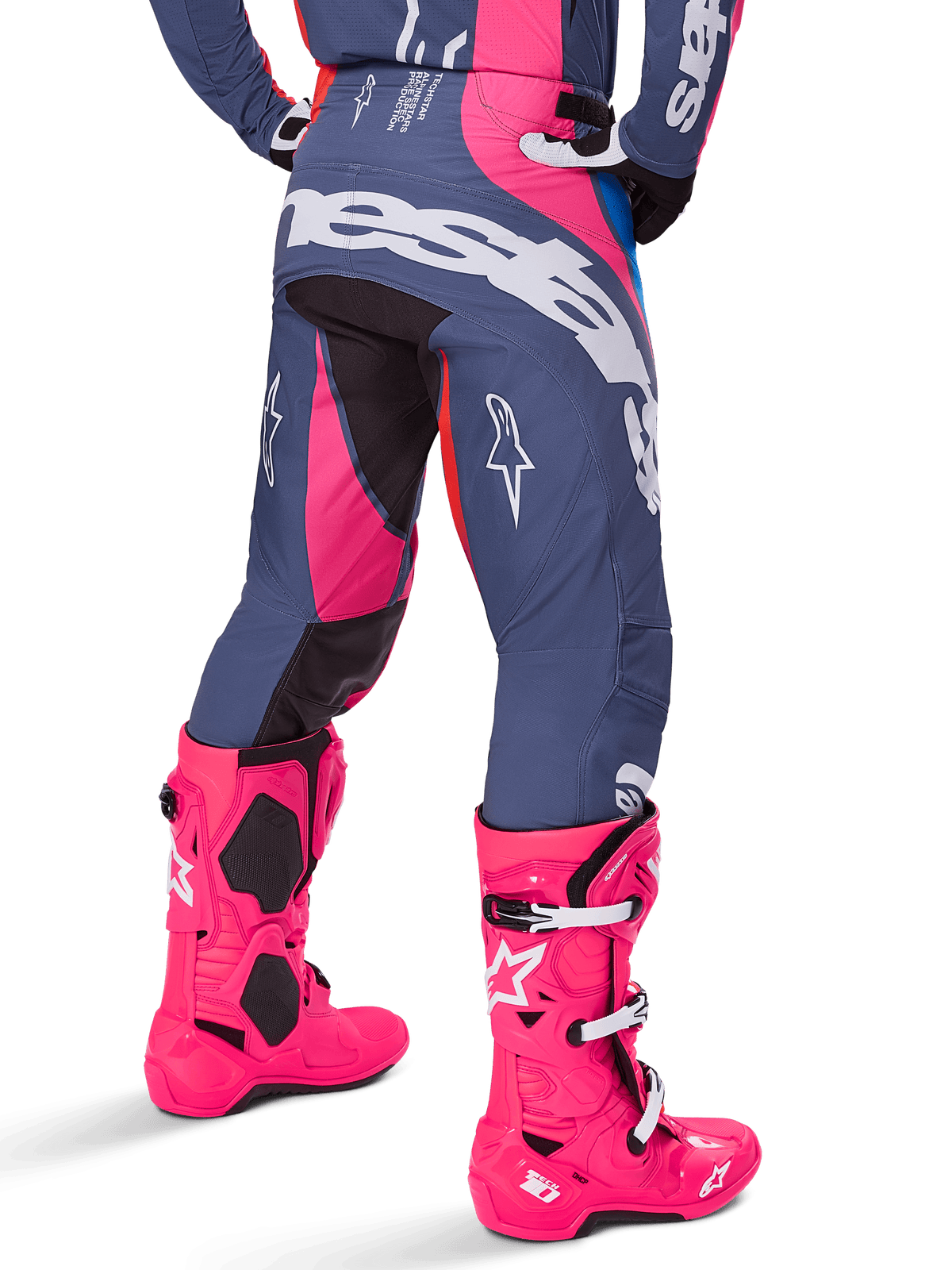 Alpinestars 2025 Techstar Dreem Pants, pantaloni da motocross, grigio e rosa acceso, indossati con stivali rosa coordinati, con grande marchio Alpinestars bianco sulla seduta e loghi a stella sulle gambe, vestibilità racing atletica per prestazioni off-road