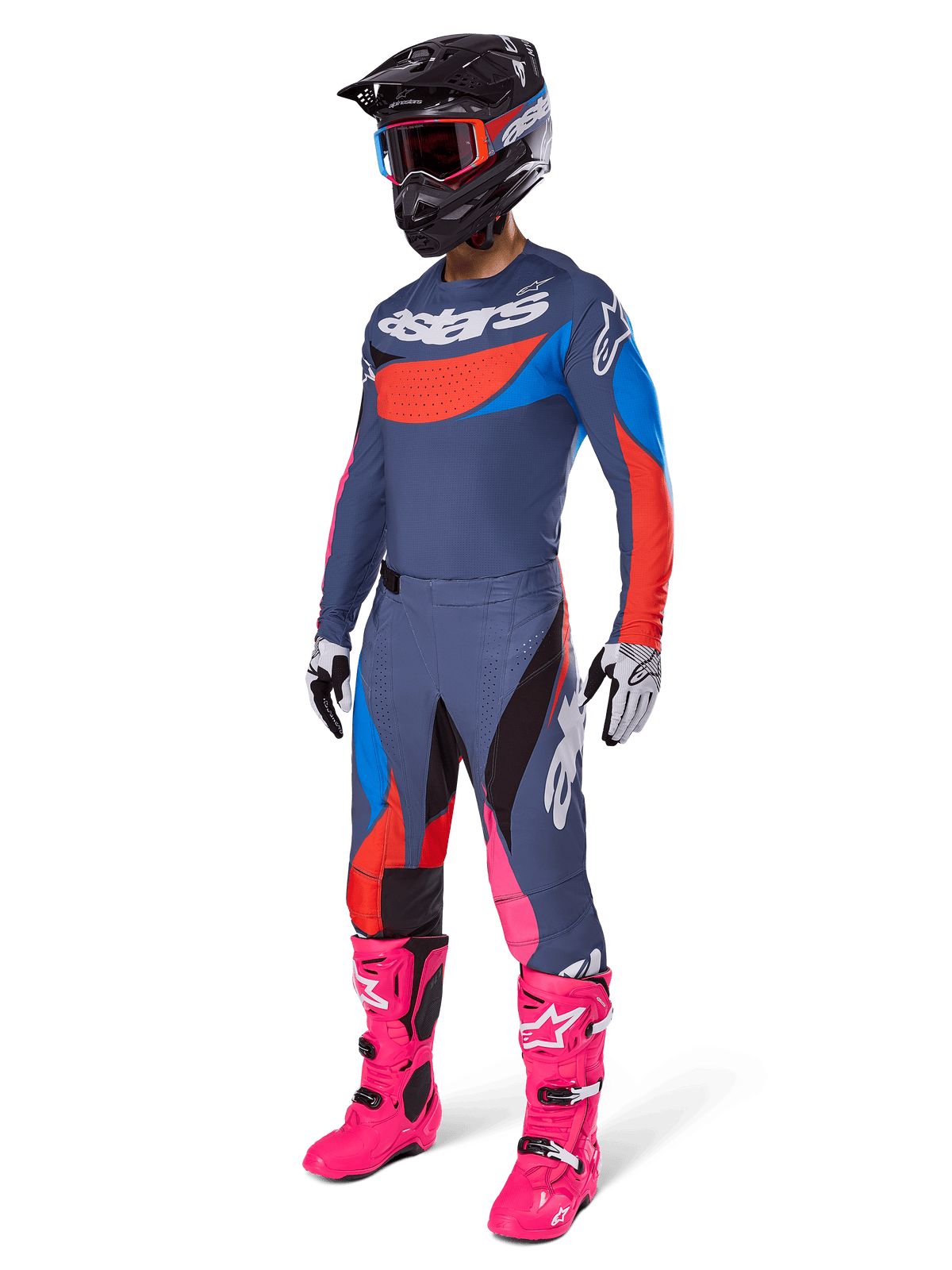 Alpinestars 2025 Techstar Dreem Pants, pantaloni da motocross, grigio multicolore con accenti blu, rossi e rosa, indossati con maglia coordinata e stivali rosa acceso, completi di casco nero e guanti bianchi, set completo per corse fuoristrada