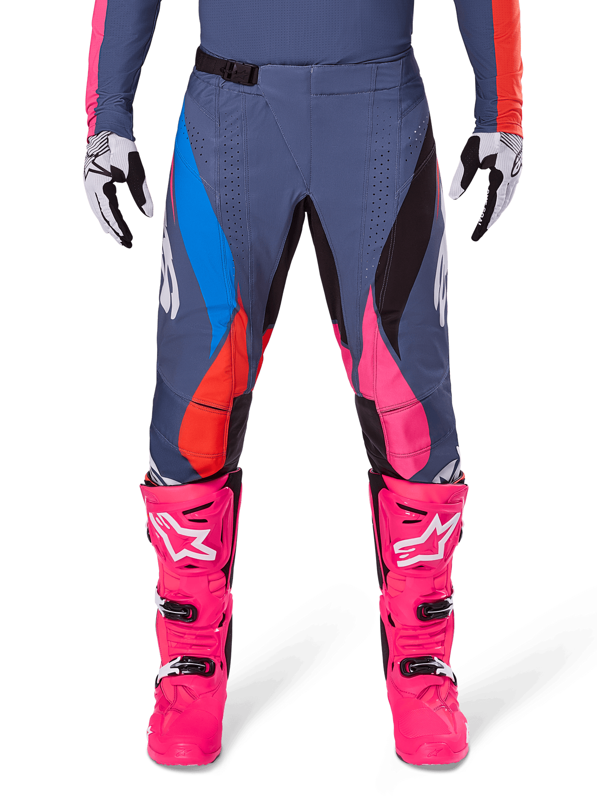 Alpinestars Pantaloni Techstar Dreem 2025, pantaloni da motocross, grigio multicolor con accenti rosa, blu e arancione, indossati con stivali da motocross rosa acceso e maglia coordinata, vestibilità atletica da gara con fori di ventilazione tagliati al laser