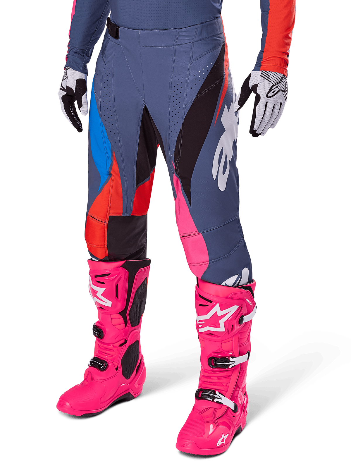 Alpinestars 2025 Techstar Dreem Pants, pantaloni da motocross, grigio scuro con sezioni blu, rosso e rosa, grafiche bianche, indossati con stivali rosa brillante e guanti bianco e nero, design audace ad alta visibilità