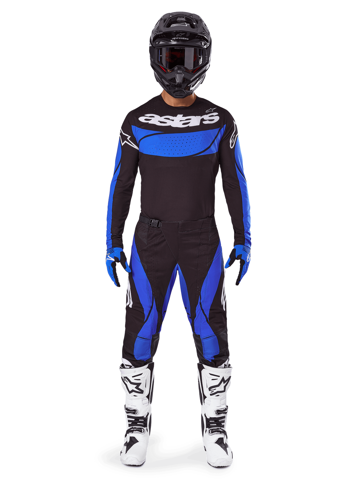 Pilota di motocross con il set Alpinestars 2025 Techstar Dreem, maglia nera con inserto sul petto e maniche blu, pantaloni neri e blu coordinati, casco nero con maschera e stivali bianchi, completo da motocross coordinato per corse fuoristrada.