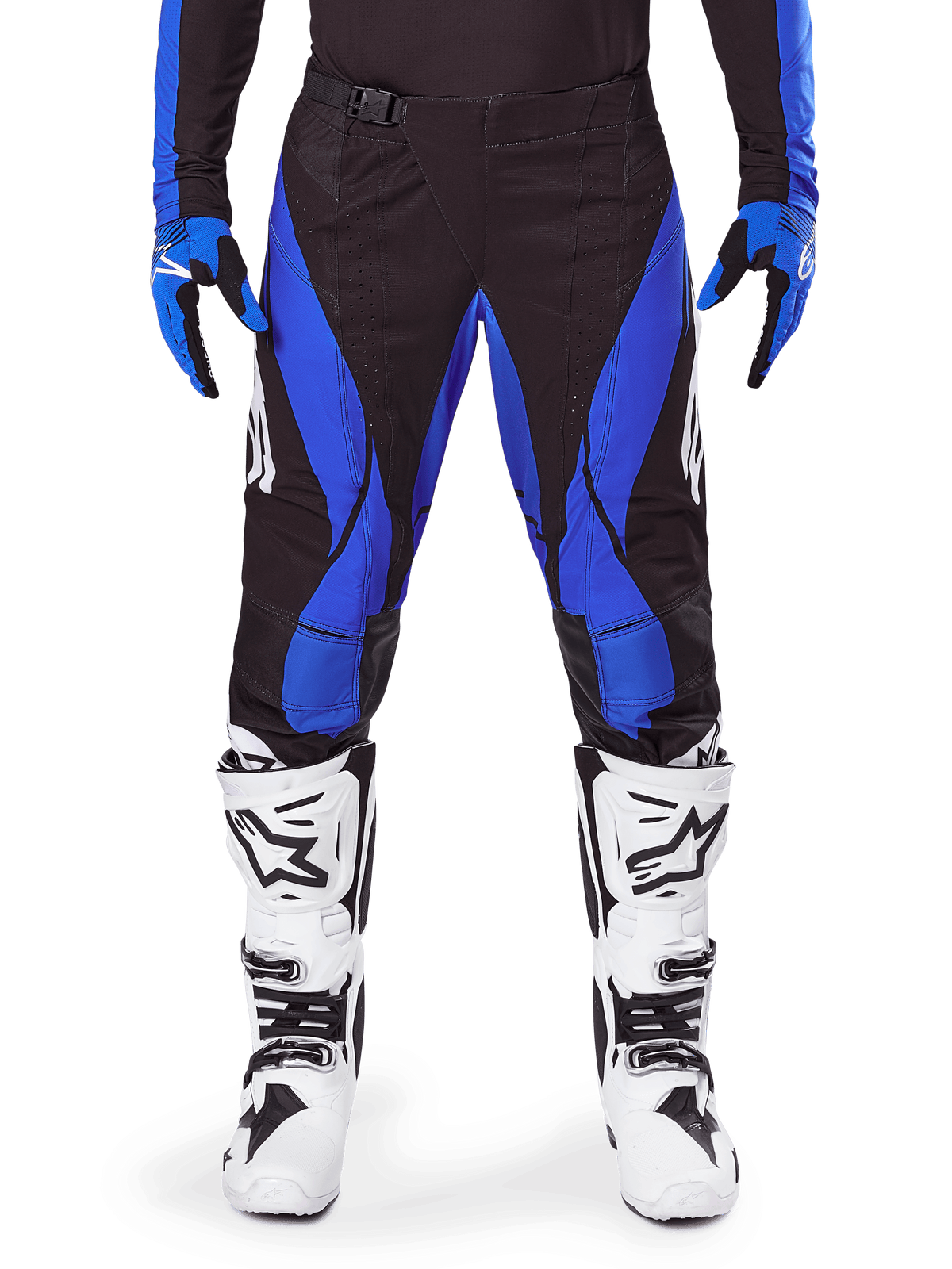 Alpinestars 2025 Techstar Dreem Pants, pantaloni da motocross, nero e blu, indossati con maglia e guanti coordinati e stivali bianchi, con pannelli laterali blu e vestibilità atletica da gara, materiale resistente per corse fuoristrada