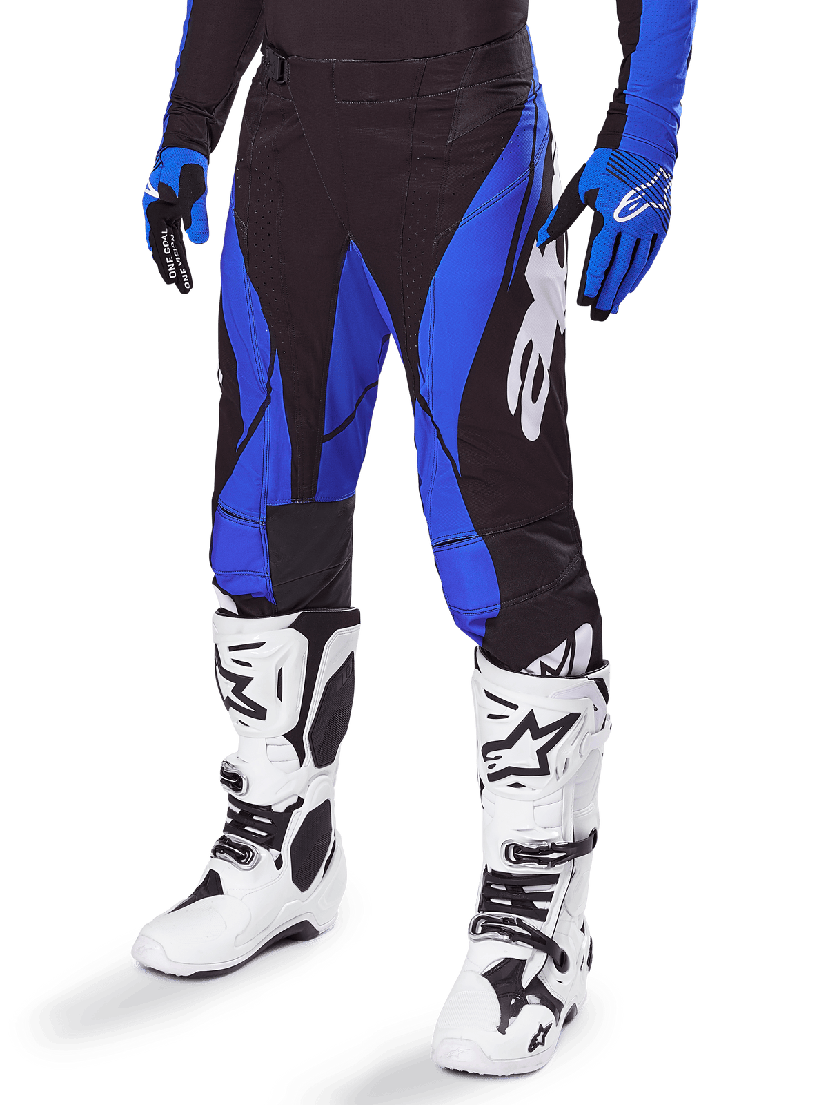 Alpinestars 2025 Techstar Dreem Pants, pantaloni da motocross, nero e blu, indossati con stivali da motocross bianchi e guanti blu, con logo Alpinestars bianco sulla gamba, costruzione resistente per gare fuoristrada