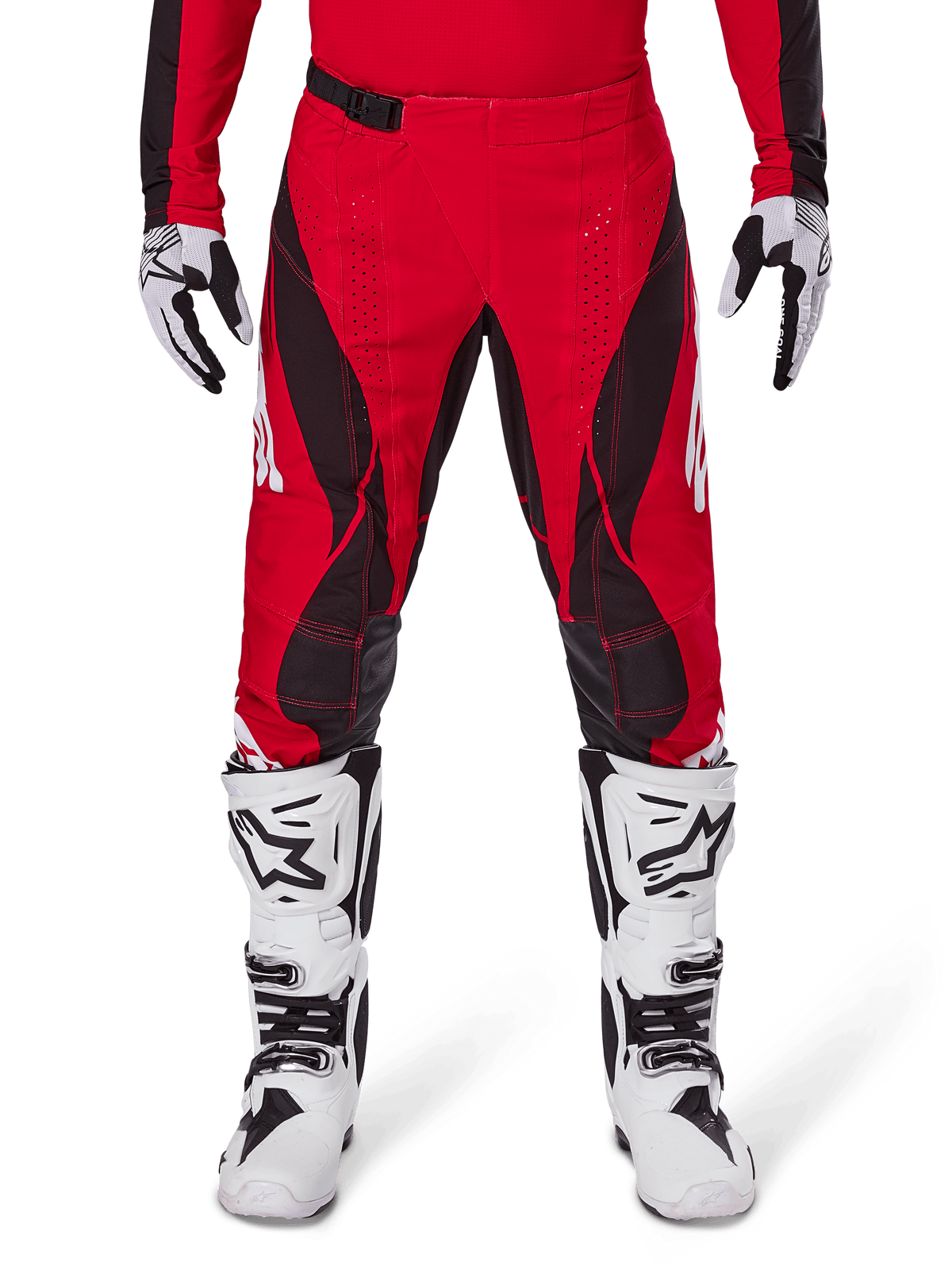 Alpinestars Pantaloni Techstar Dreem 2025, pantaloni da motocross, rosso acceso e nero, con motivi angolari e fori di ventilazione tagliati al laser, abbinati a stivali bianchi e guanti coordinati per corse fuoristrada