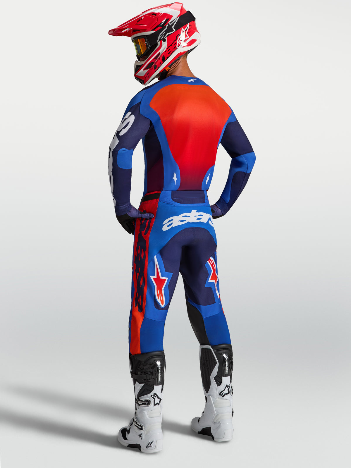 Alpinestars Pantaloni Racer Hunt, pantaloni motocross da uomo, blu e rosso, vista posteriore ergonomica pre-curvata