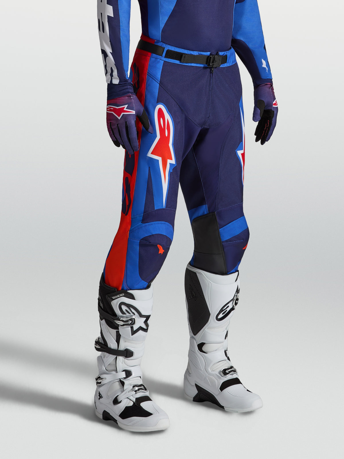 Alpinestars Pantaloni Racer Hunt, pantaloni da motocross da uomo, blu e rossi, in poliestere 600D resistente con vestibilità race ergonomica e pre-curvata.