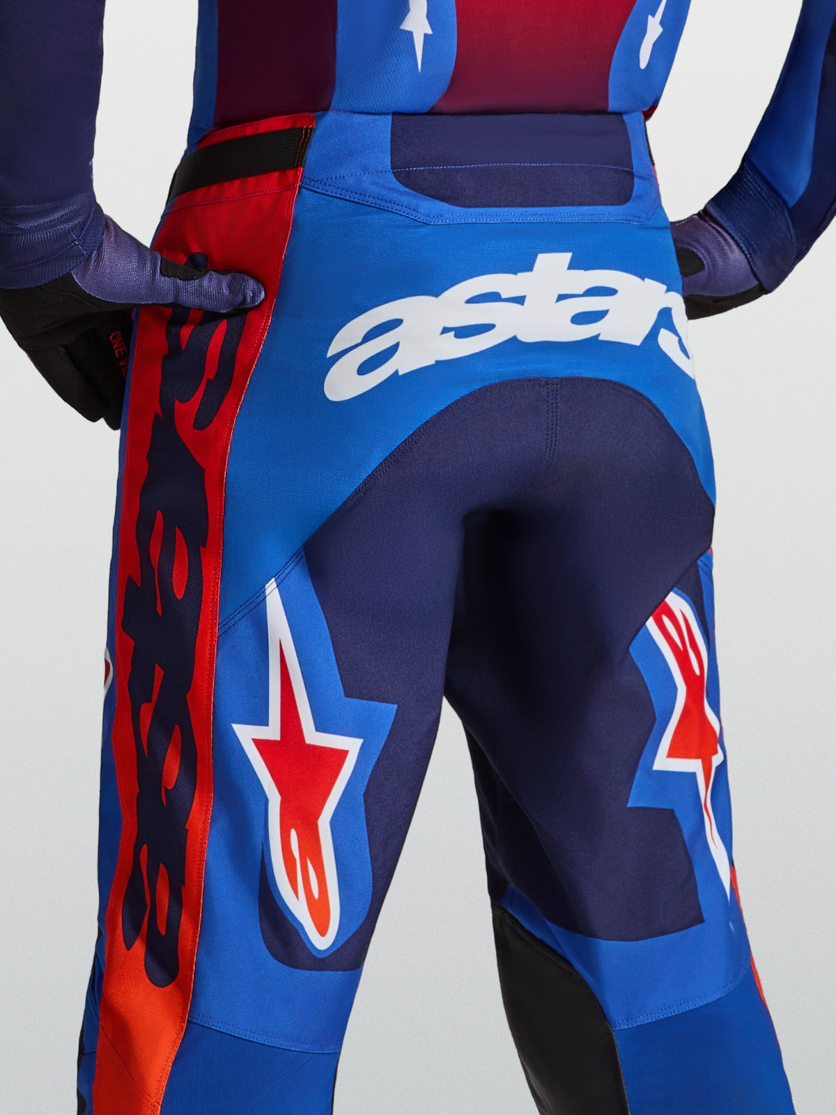 Alpinestars Pantaloni Racer Hunt, pantaloni da motocross da uomo blu e rossi, logo Astars bianco e grafiche a stella.