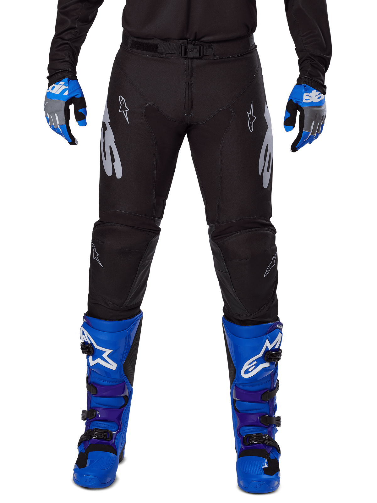 Alpinestars 2025 Racer Graphite Pants, pantaloni da motocross, nero e grigio, indossati con guanti blu e grigi e stivali blu, con branding Astars argento sulle cosce e ginocchia rinforzate, design sportivo per prestazioni off-road