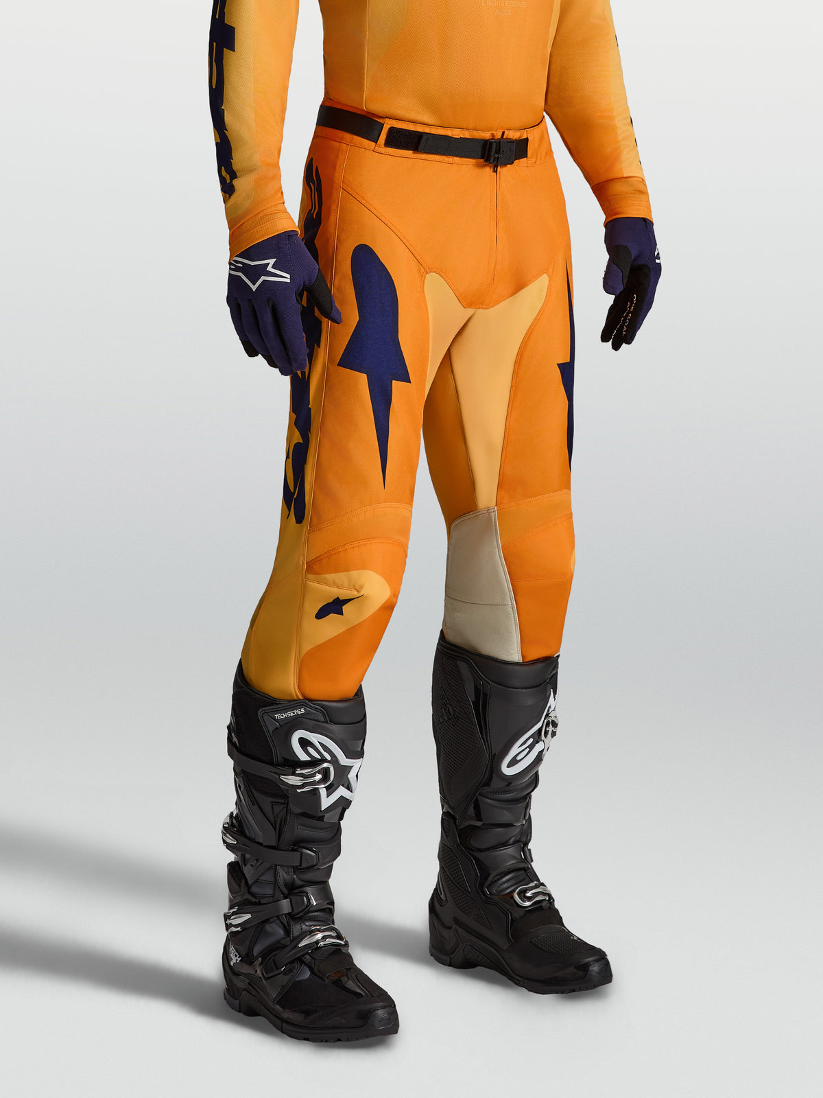 Alpinestars Pantaloni Racer Amber, pantaloni da motocross per uomo, arancione e blu, con gambe pre-curvate e inserti stretch.
