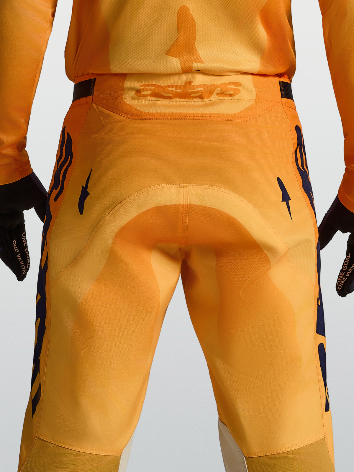 Alpinestars Pantaloni Racer Amber, pantaloni motocross uomo, arancione e blu, seduta rinforzata e logo Astars posteriore.