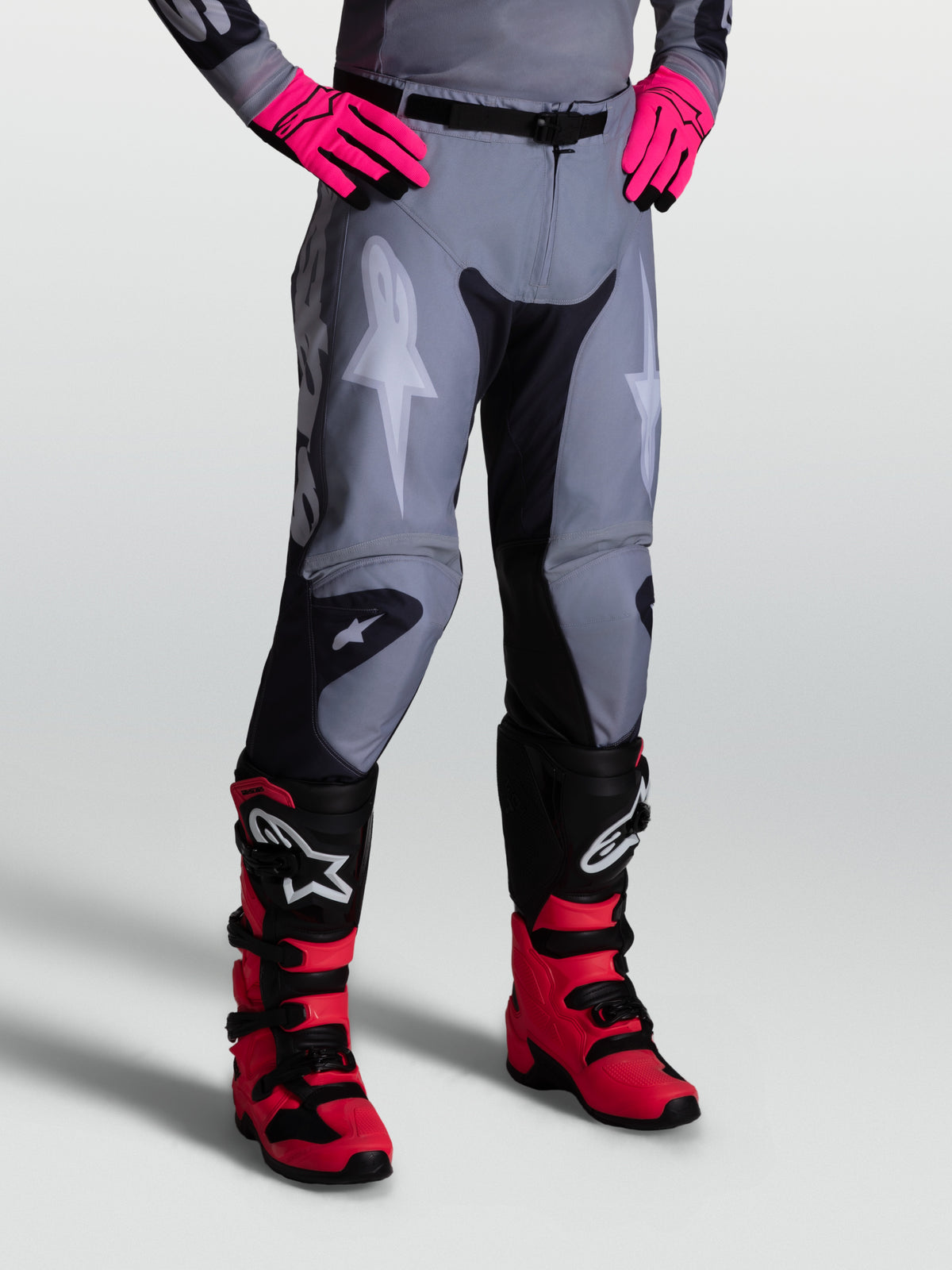 Alpinestars Pantaloni Racer Amber, pantaloni da motocross uomo, grigio e nero, in resistente polytessuto 600D con pannelli elasticizzati e vestibilità da gara.