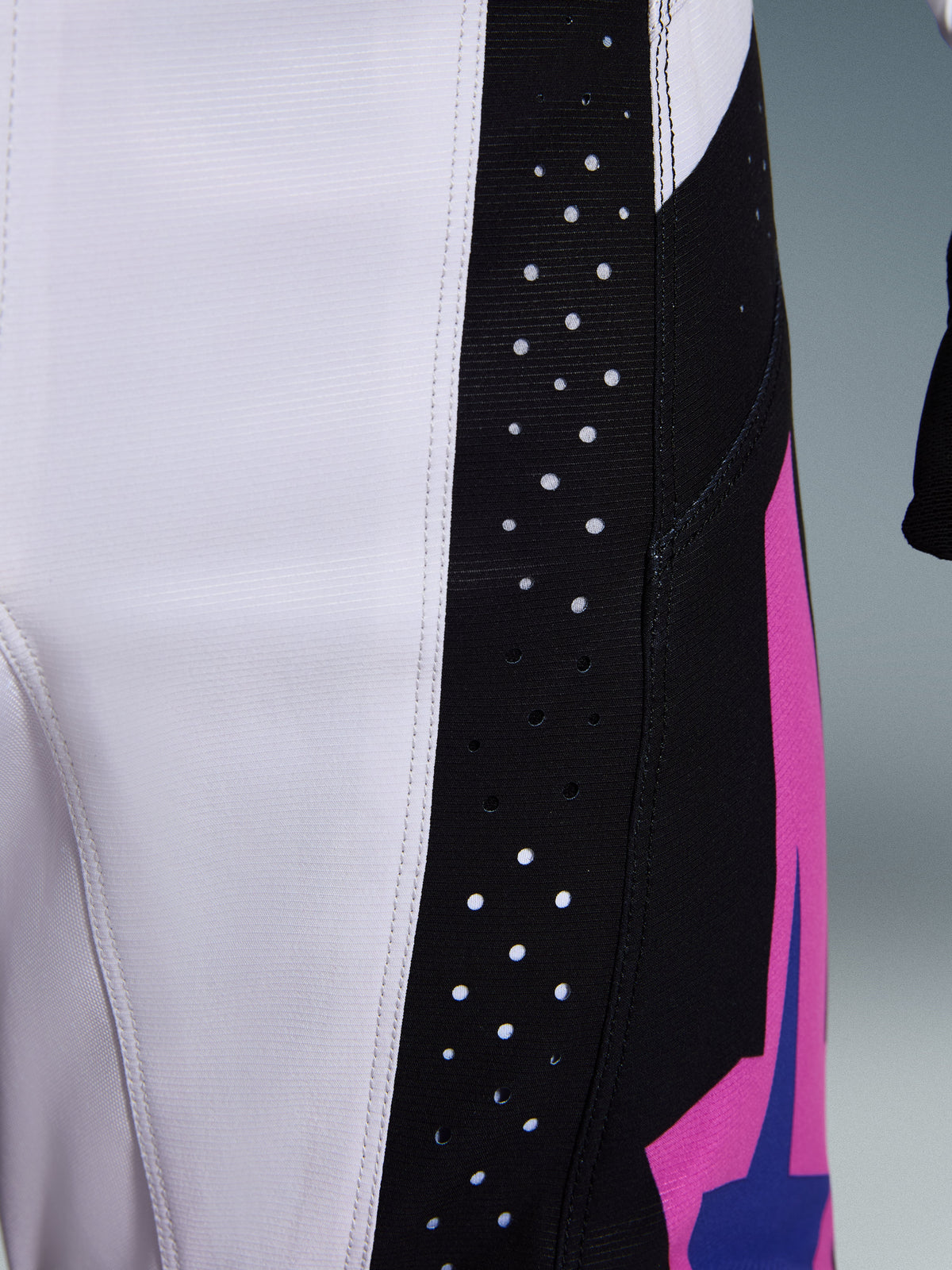 Alpinestars 2026 Techstar Knif Pants, pantaloni da motocross, nero, grigio chiaro e viola, dettaglio ravvicinato che mostra le perforazioni tagliate al laser sul pannello laterale nero per la ventilazione, costruzione in resistente tessuto ripstop