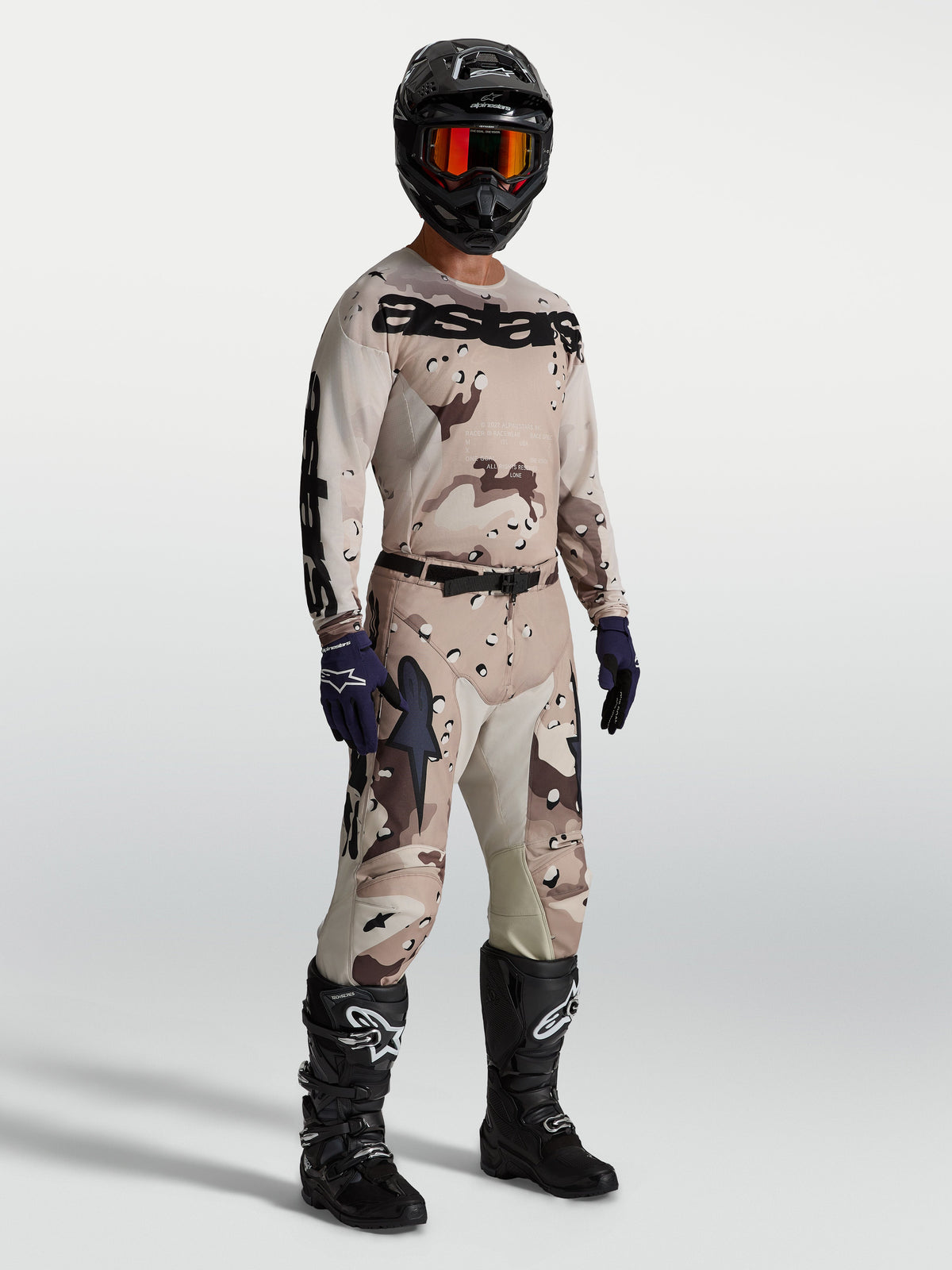 Alpinestars Racer Lone Gear Set, maglia e pantaloni da motocross camouflage beige e marrone, stivali neri da fuoristrada